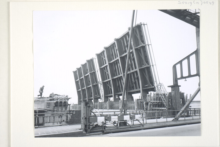 S.5219(12)0549; Fotos van de bouw van de nieuwe verkeersbrug voor Rijksweg no. 1 bij Muiden door de ASM; fotoreportage