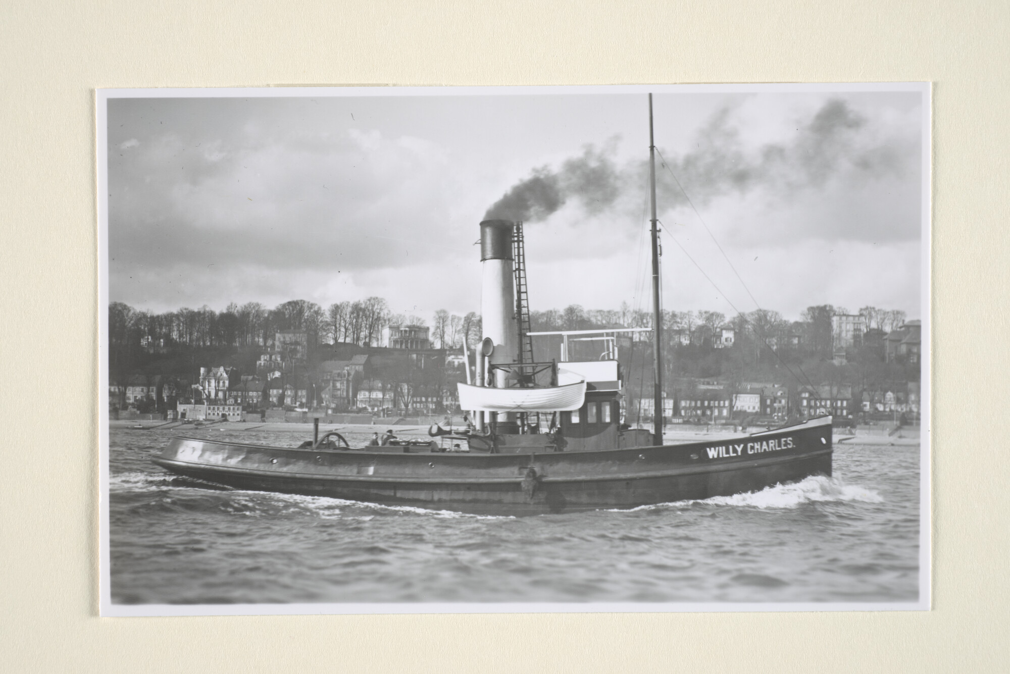 1996.3813; De Duitse stoomsleepboot 'Willy Charles' van Petersen & Albers uit Hamburg; foto