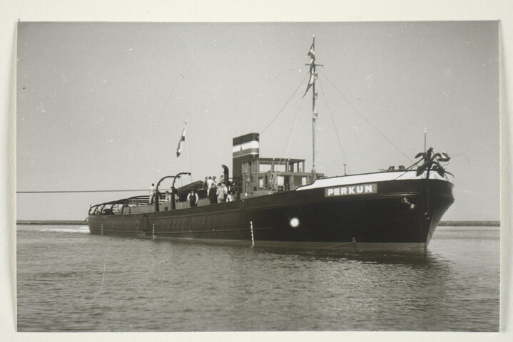 S.5219(12)0033b; De riviersleepboot 'Perkun' voor Polimpex te Warschau tijdens de proeftocht; foto