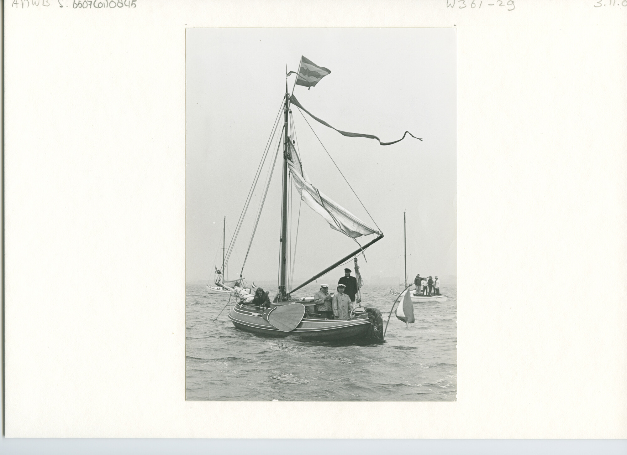 S.6507(01)0845; De boeier Bever als admiraalschip voor anker bij het admiraalzeilen tijdens de reunie van ronde en platbodemjachten te Blokzijl; foto