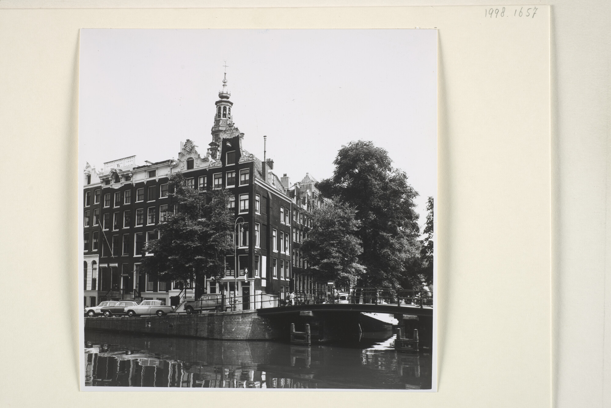 1998.1657; Stadsgezicht te Amsterdam: Kloviersburgwal en Raamgracht, juni 1964; foto