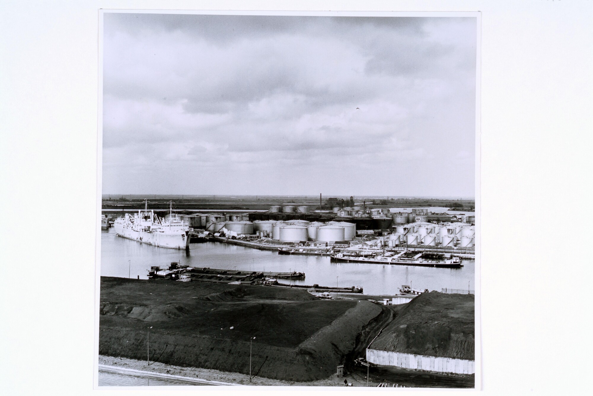 1998.0128; De 'Amatex- terminal' aan de Jan van Riebeeckhaven te Amsterdam, april 1957; foto