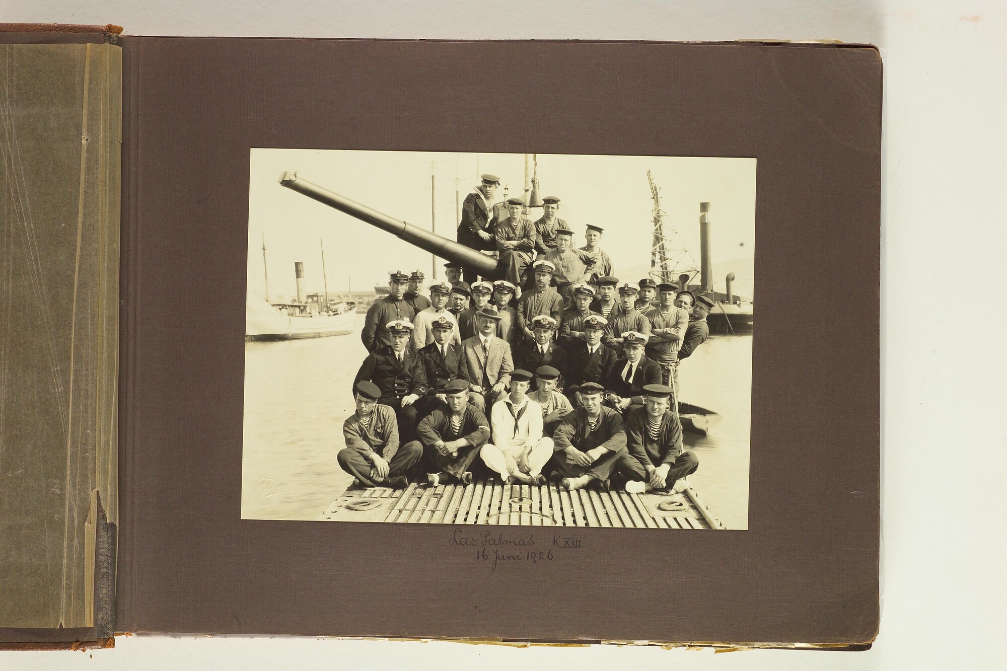 S.4660; Album van M.S. Wytema met foto's van de wereldreis van de onderzeeboot Hr.Ms. K XIII; fotoalbum