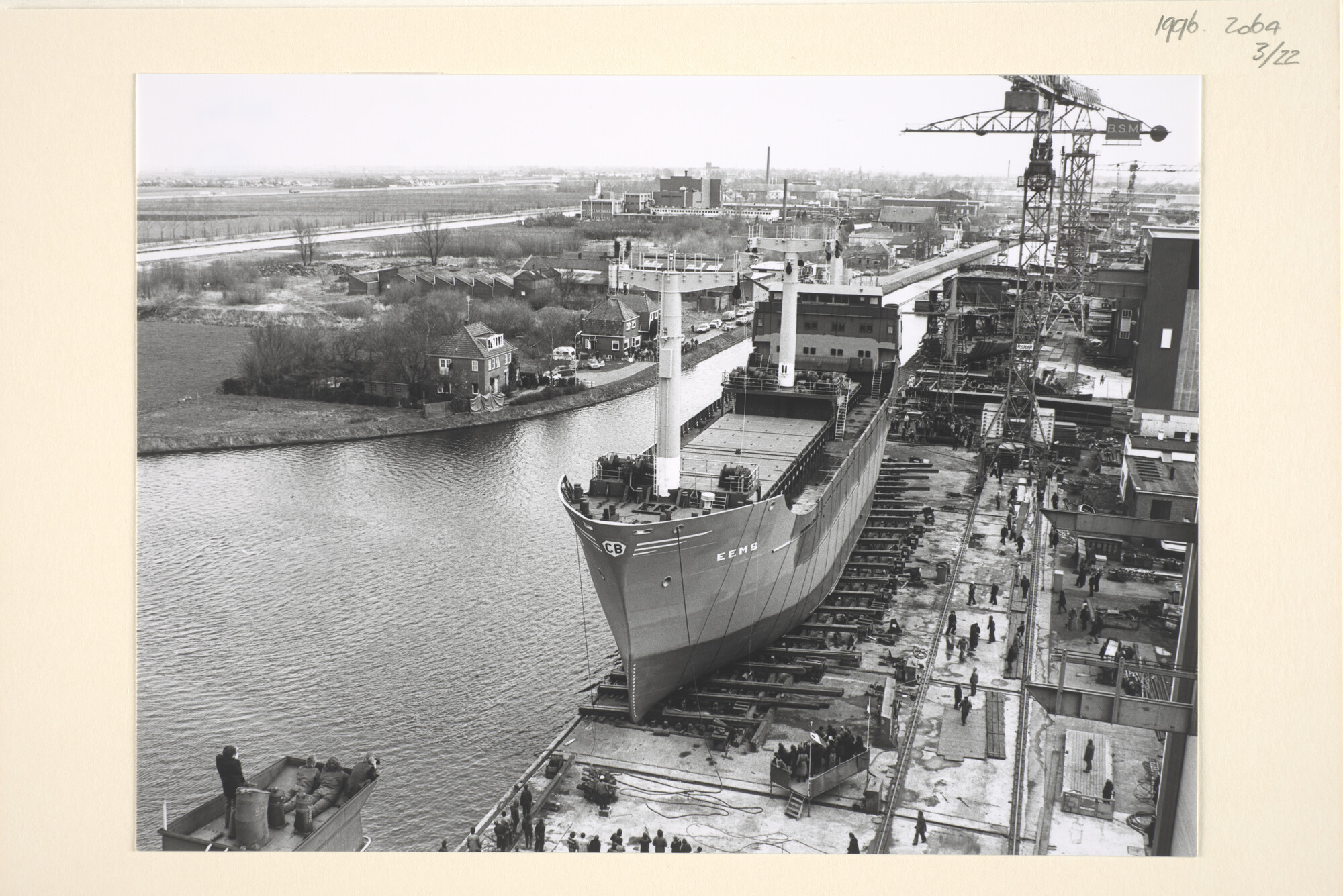 1996.2064; Foto's van de tewaterlating van de coaster ms. 'Eems' van C. Bos te Schiedam; fotoreportage