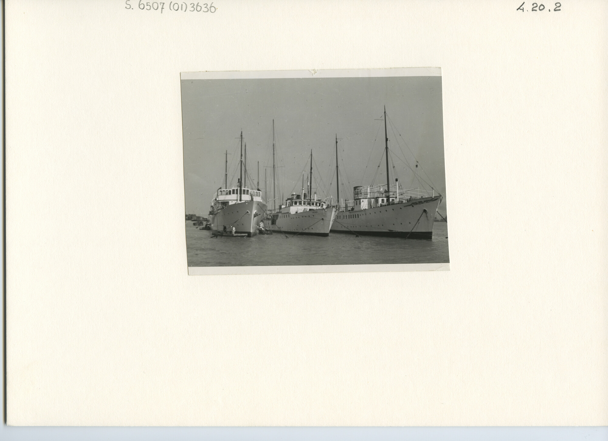 S.6507(01)3636; Drie witte Engelse motorjachten met masten, dekhuis en navigatiebrug naast elkaar voor anker liggend en ter beschikking voor oorlogsdienst WO-II; foto