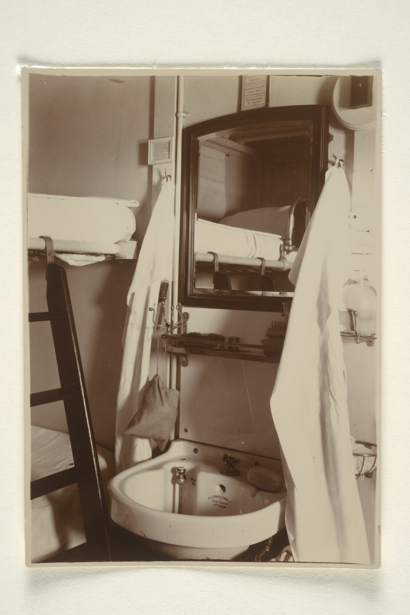 1997.1426; Foto's van interieur van een hut en uitzicht door het patrijspoort a/b mailschip Jan Pieterszoon Coen van de SMN; fotoreportage