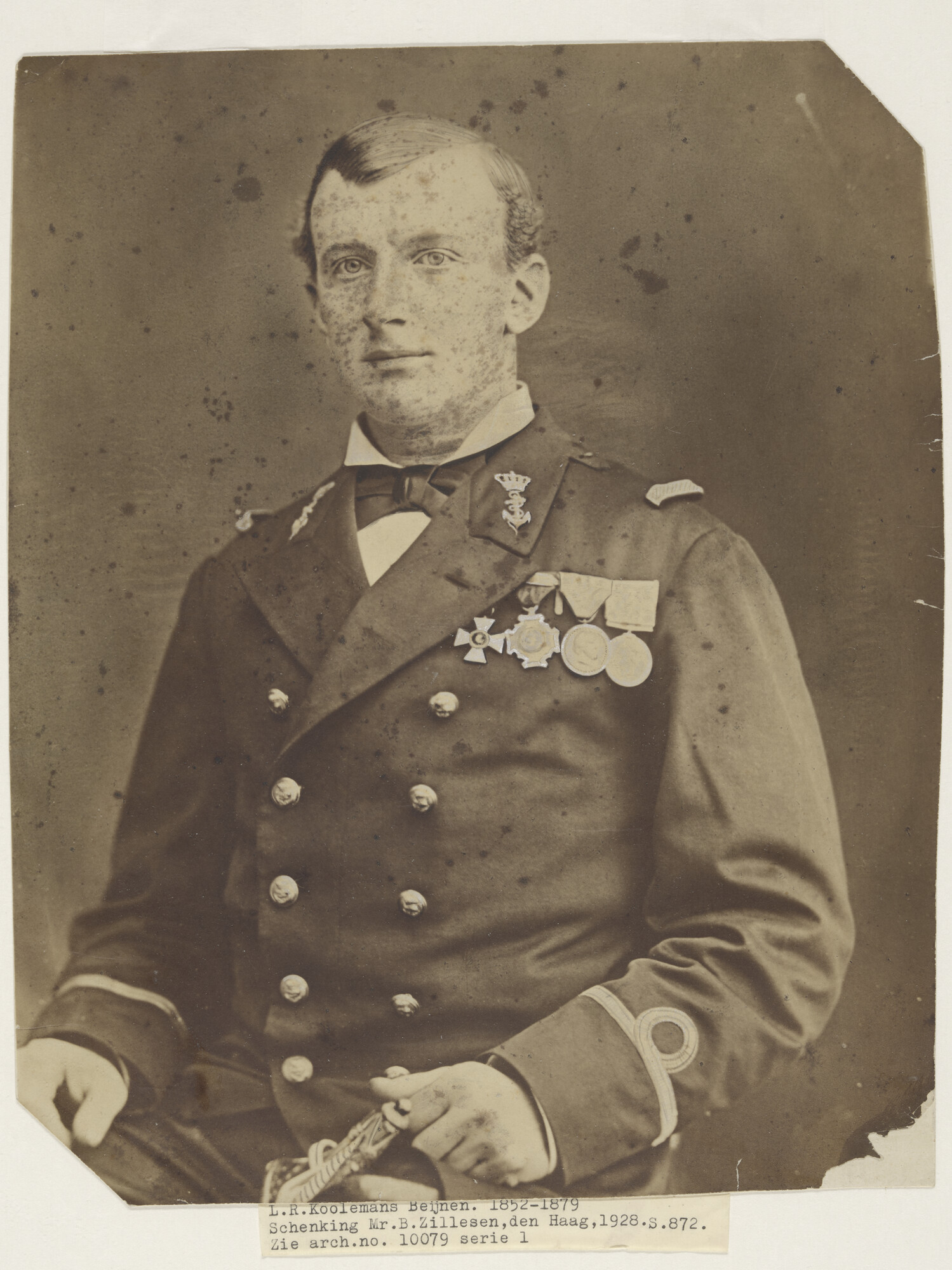 S.0872(04); Portretfoto van L.R. Koolemans Beijnen (1852-1879), luitenant ter zee; foto