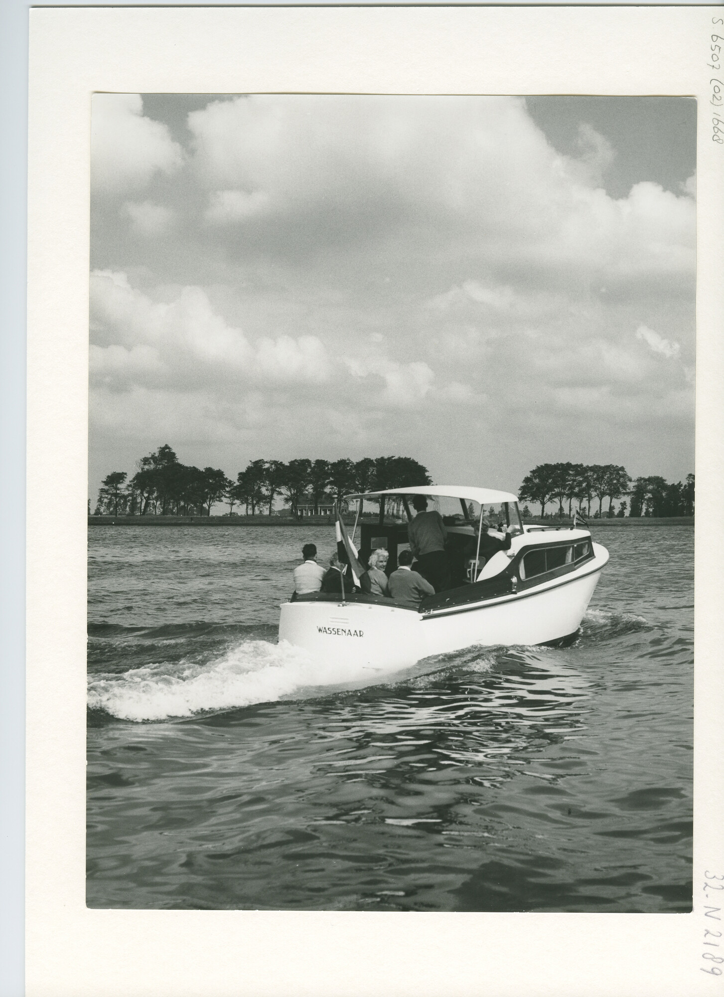 S.6507(02)1668.08; Zwart-wit foto van de circa 8 meter lange stalen Waterlandkruiser 'Anais' uit Wassenaar in de omgeving van Spaarndam; foto