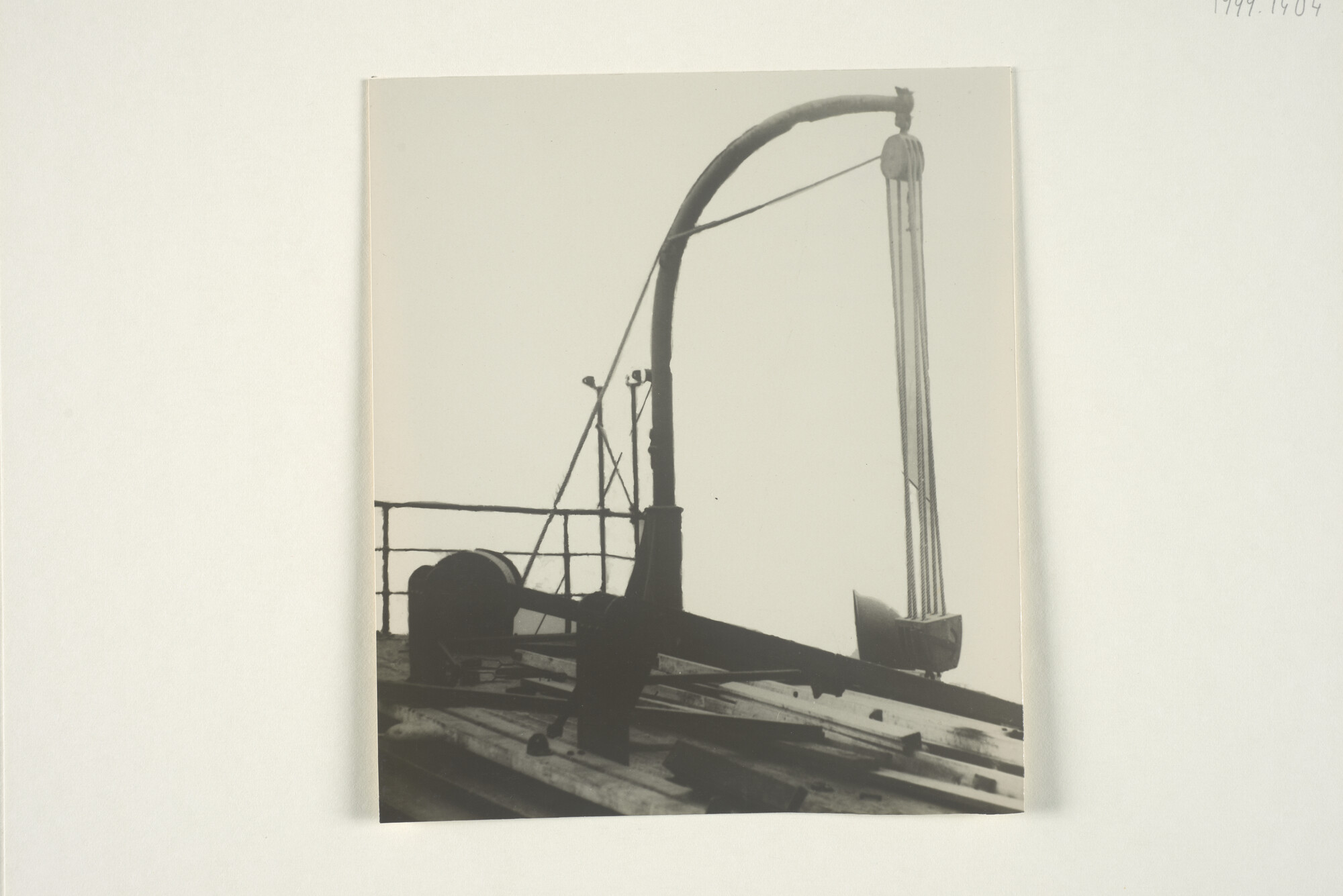 1999.1404; Een davit met drieschijfs blok en drieschijfs blok volgens het Schat-patent [...]; foto