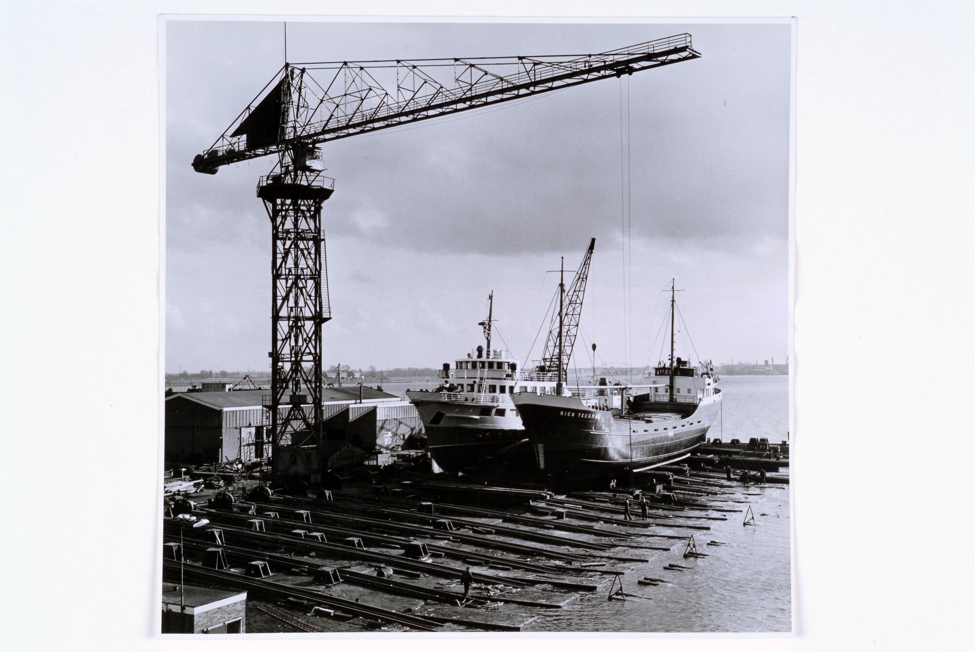 1998.0149; Foto's van twee schepen op de dwarshelling van de Oranjewerf in Amsterdam, waaronder de coaster ms. "Rien Teekman" van J. Teekman (E. Wagenborg's Scheepvaart & Expeditiebedrijf) uit Delfzijl, september 1958; fotoreportage