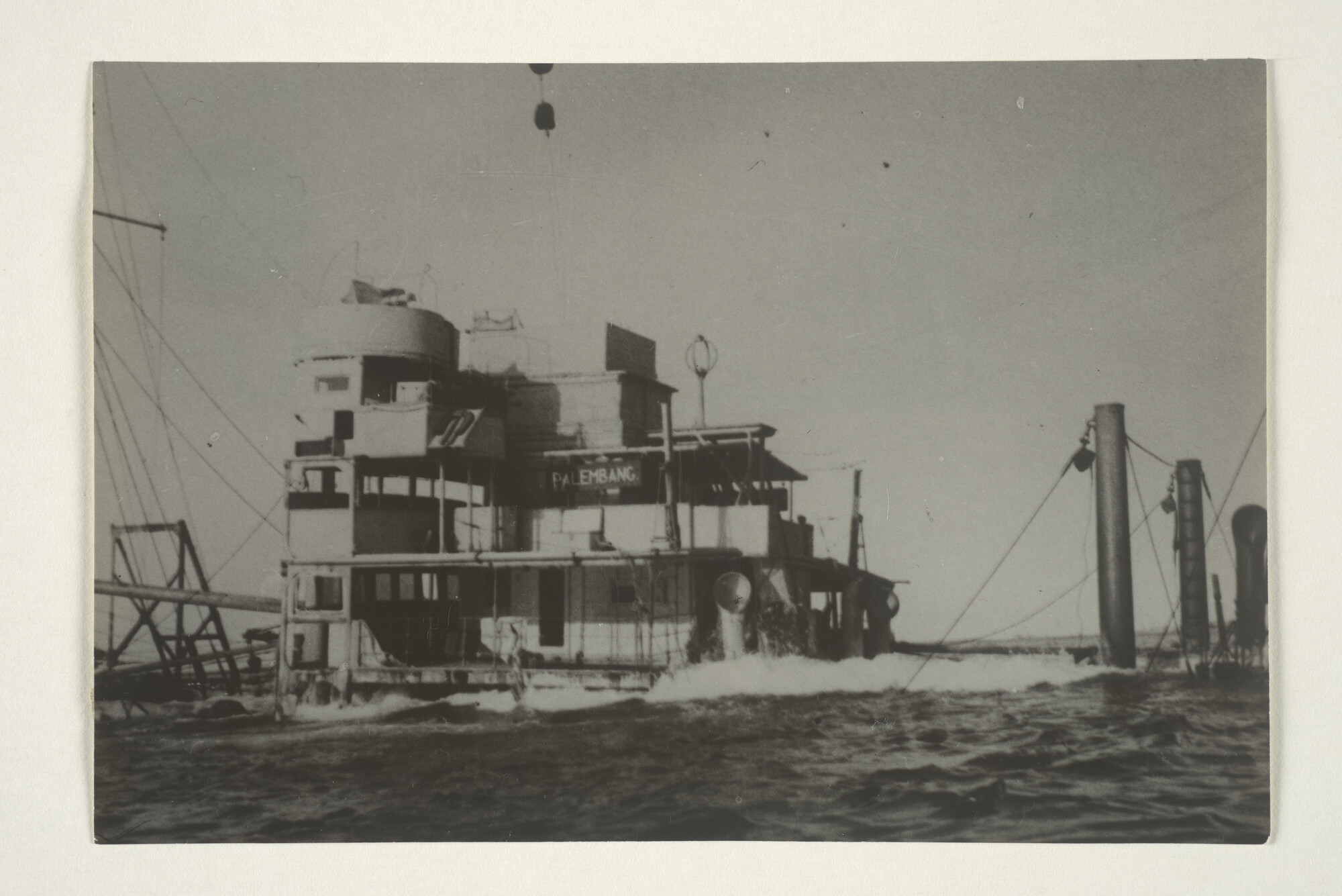 2000.3379; Foto's van het gestrande en gezonken vrachtschip ms. 'Palembang' van de Rotterdamsche Lloyd vlak voor de haven van Alexandrië november 1944; fotoreportage