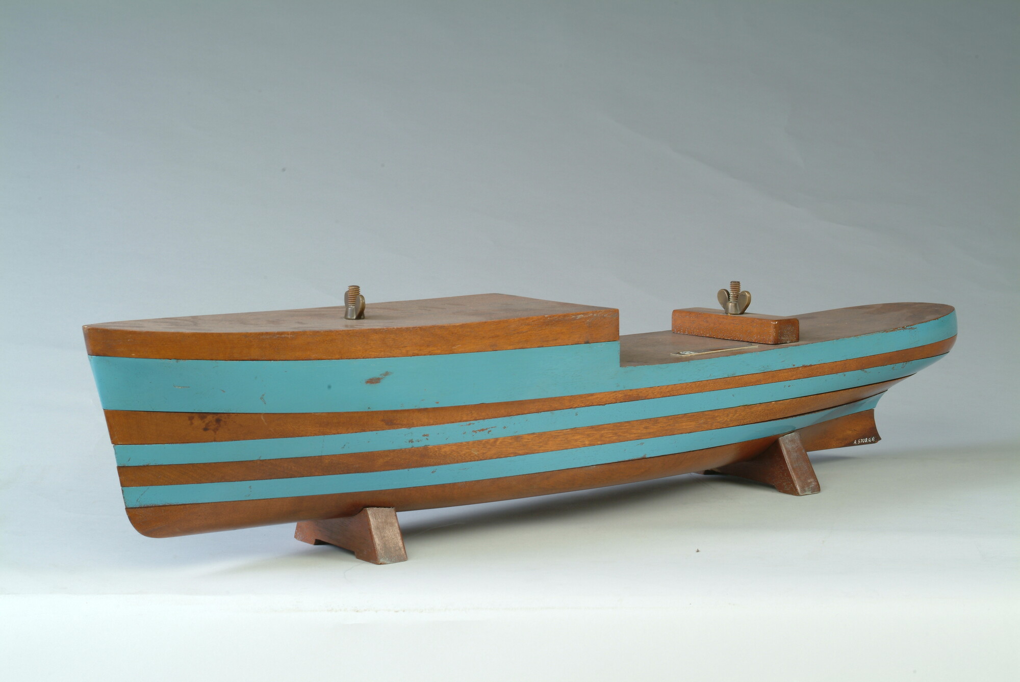 A.5708(03); Demontabel houten model van een scheepsromp; technisch model
