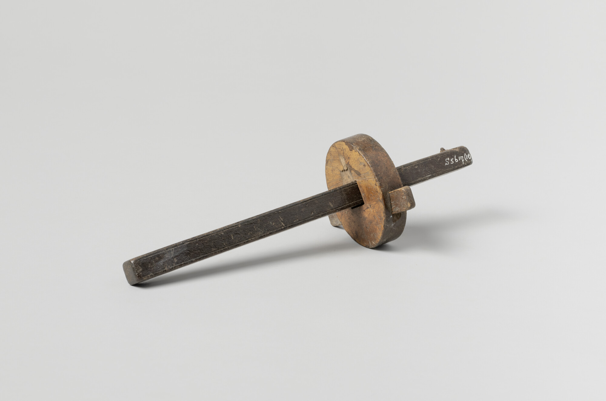 S.5617(10); Palmhouten schuif, balk met afkraspen; kruishout