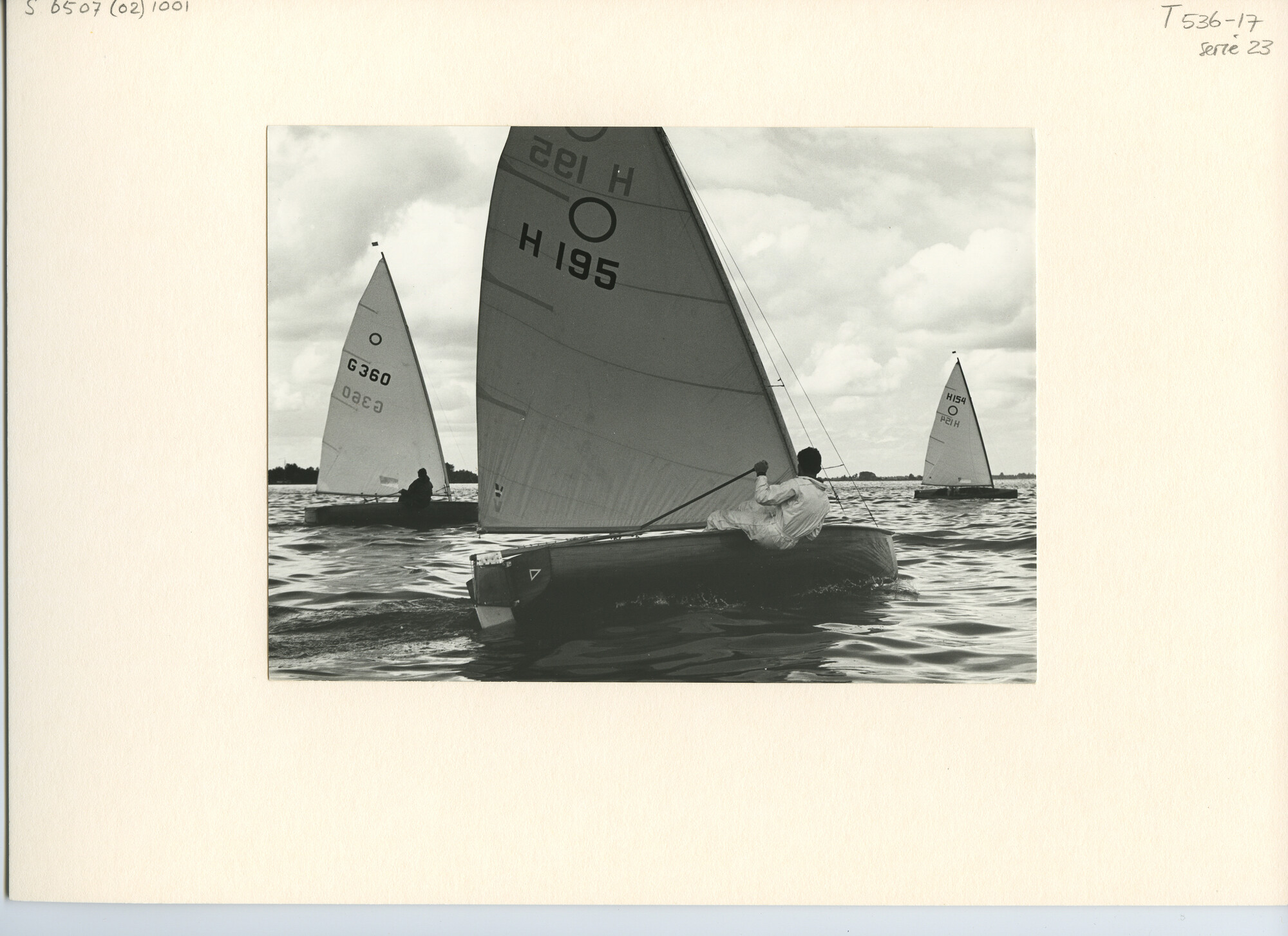 S.6507(02)1001.06; Zwart-wit foto van het Europees Kampioenschap O-jollen 1966 op de Westeinderplassen; foto