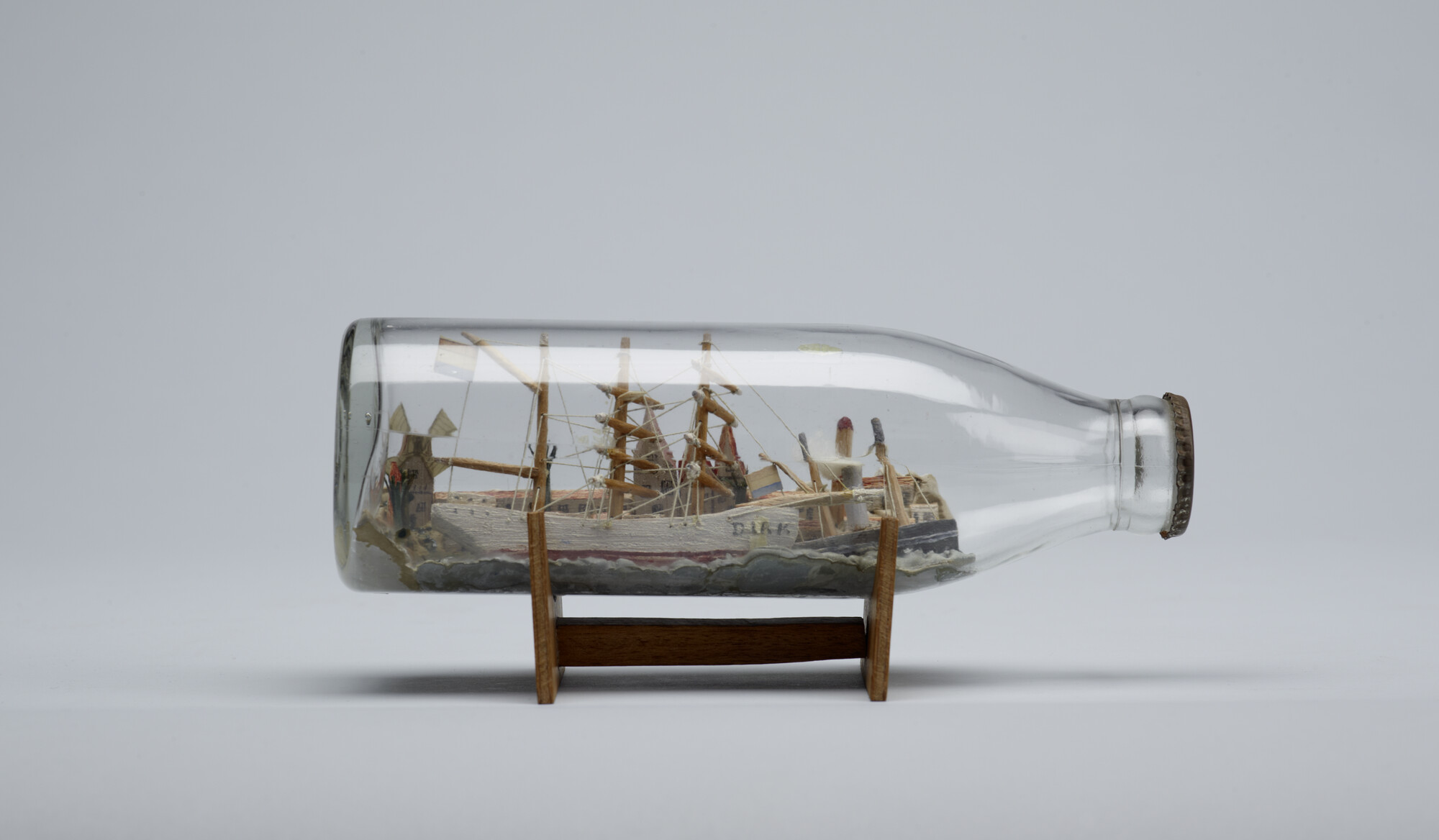 2014.0605; Model van de barkentijn Dirk in een fles; scheepsmodel