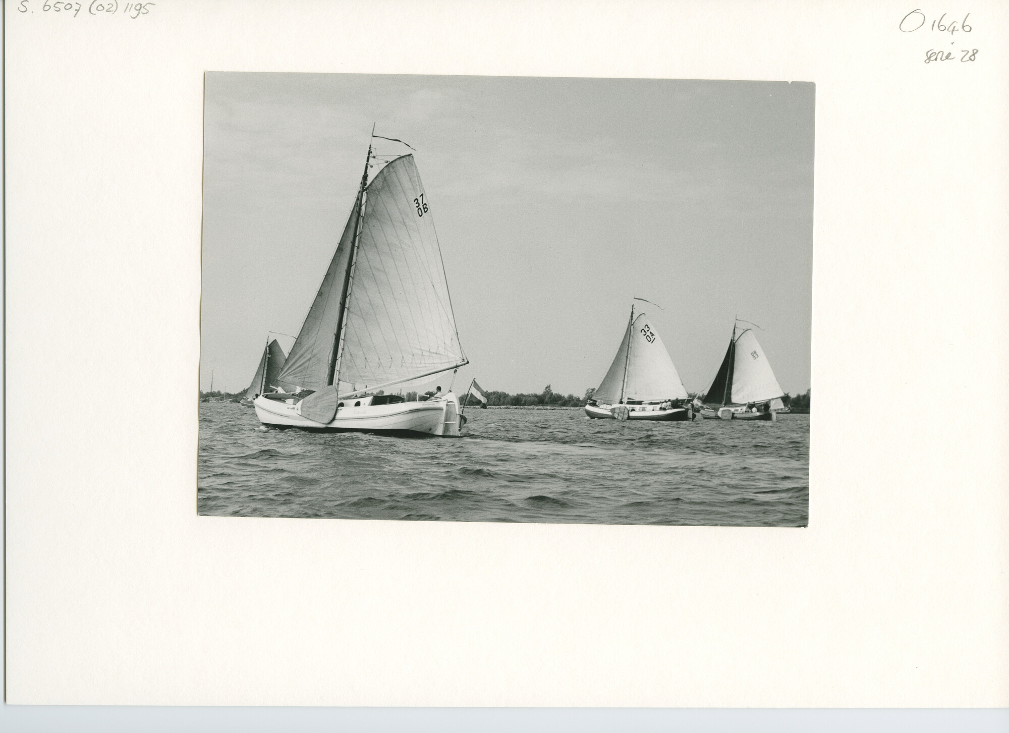 S.6507(02)1195.05; Zwart-wit foto van een wedstrijd voor ronde en platbodemjachten op de Westeinderplassen; foto