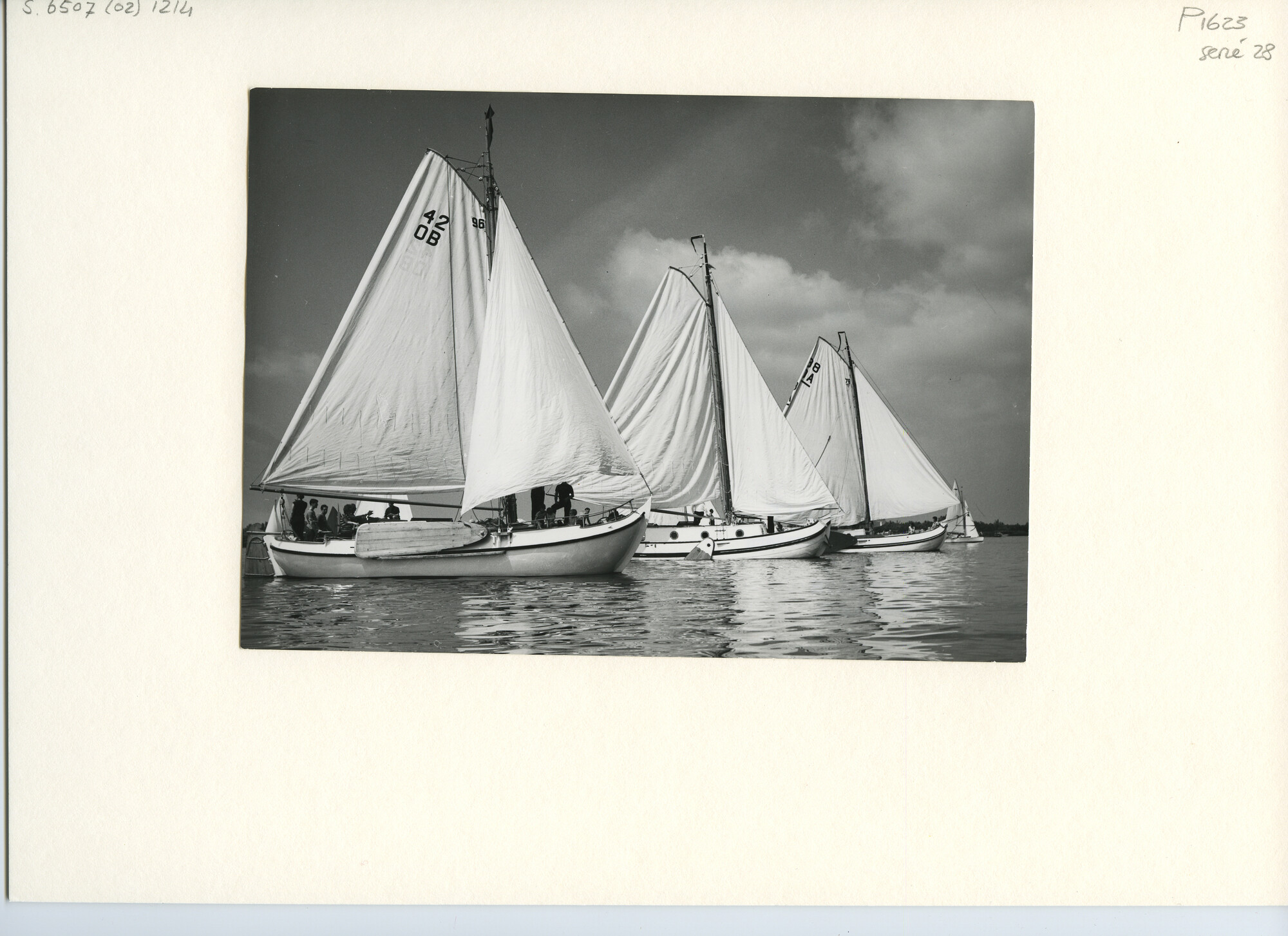 S.6507(02)1214.03; Zwart-wit foto van een wedstrijd voor ronde en platbodemjachten op de Westeinderplassen in 1962; foto