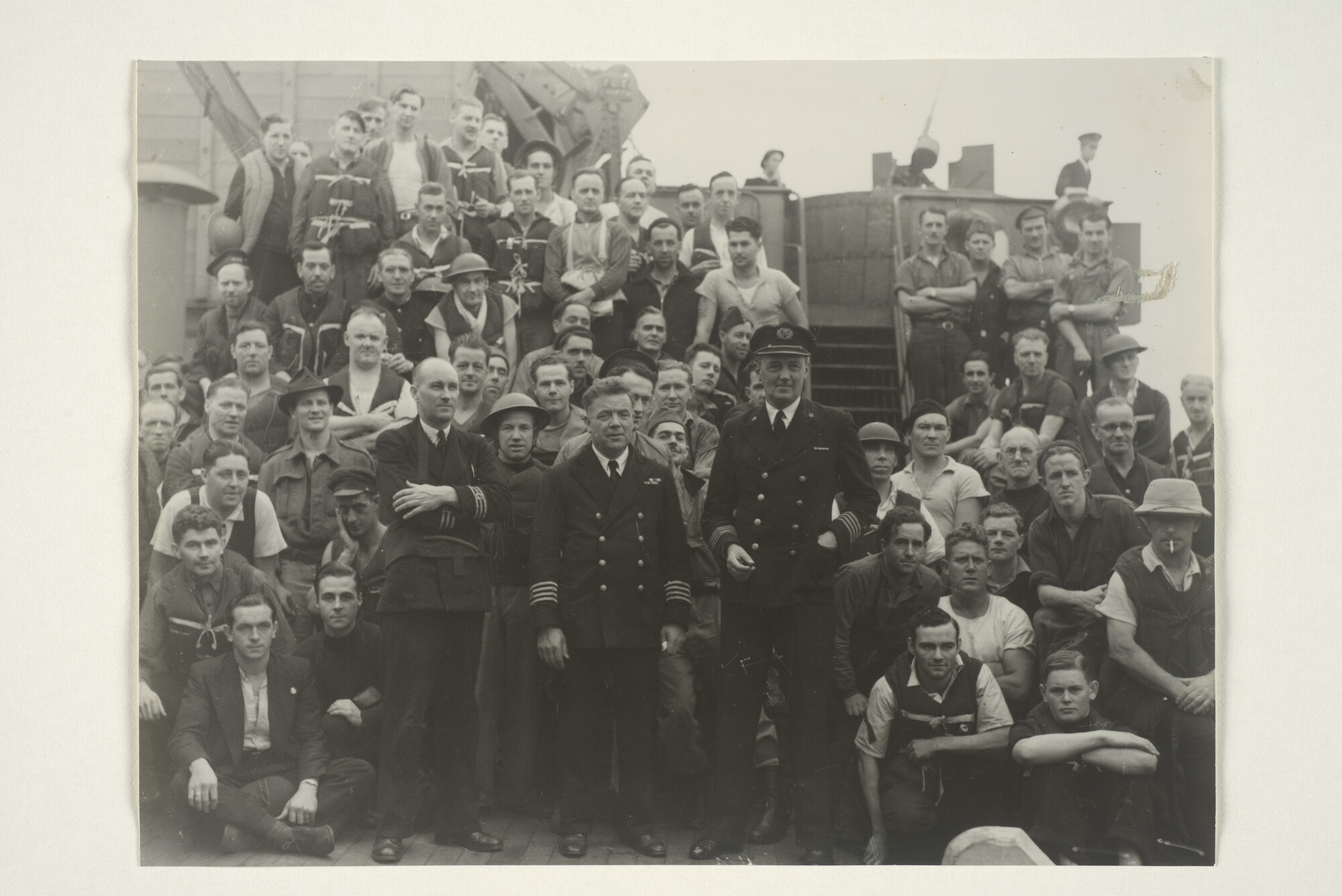 2000.3442; Groepsfoto van de overlevenden van ss. Awatea aan boord van ms. Marnix van Sint Aldegonde van de SMN; foto