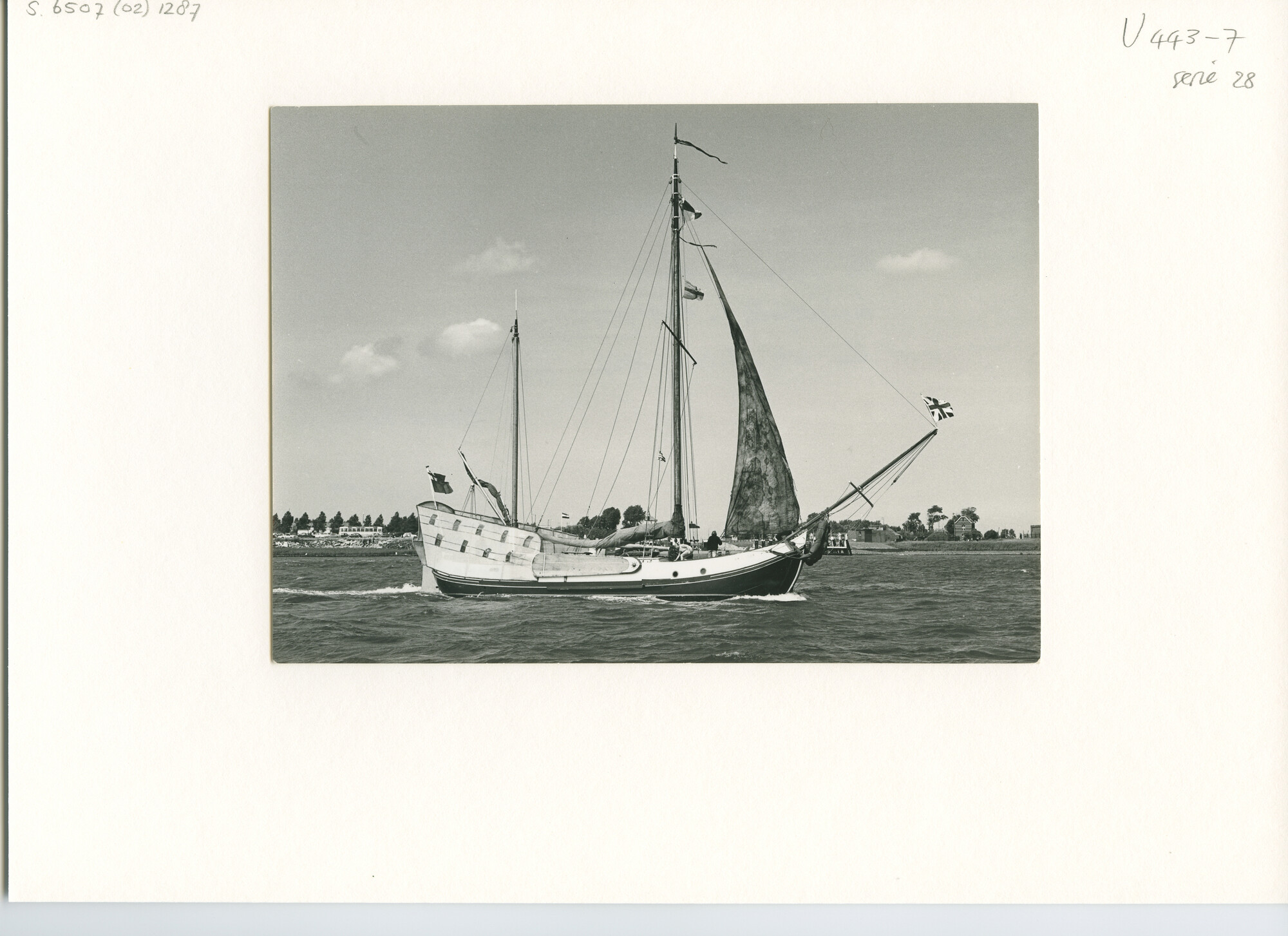 S.6507(02)1287; Zwart-wit foto van de reünie van ronde en platbodemjachten te Hellevoetsluis; foto