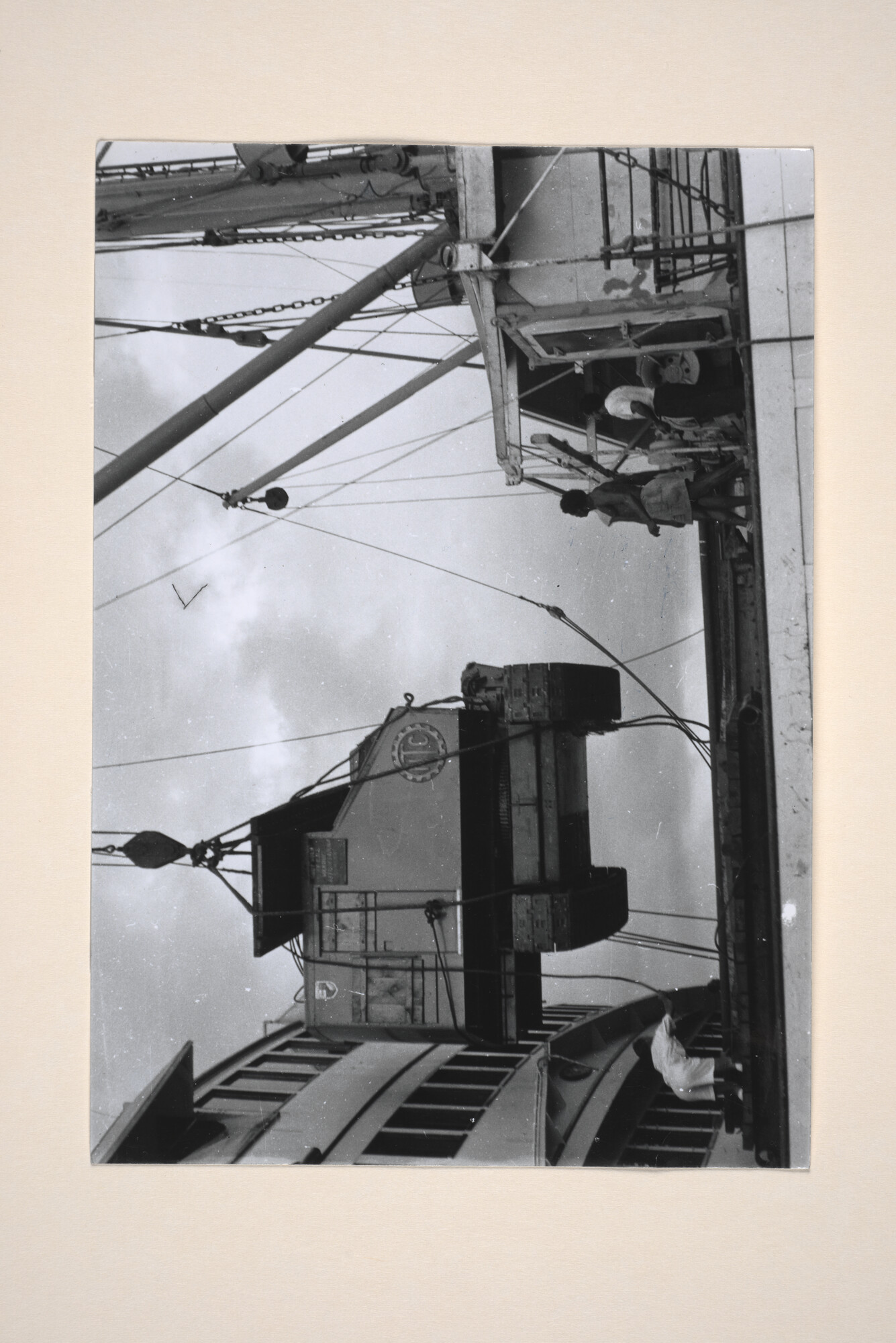 B.0227(1632)04; Foto van het vervoer van draglines met ms. Kaloekoe van Hollandia naar Merauke; foto
