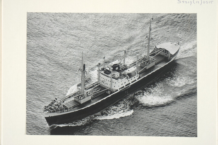 S.5219(12)0315; Foto's van de proeftocht van het vrachtschip ms. 'Togokust' gebouwd op de dwarshelling van de ASMmet hoge vaart op zee; fotoreportage
