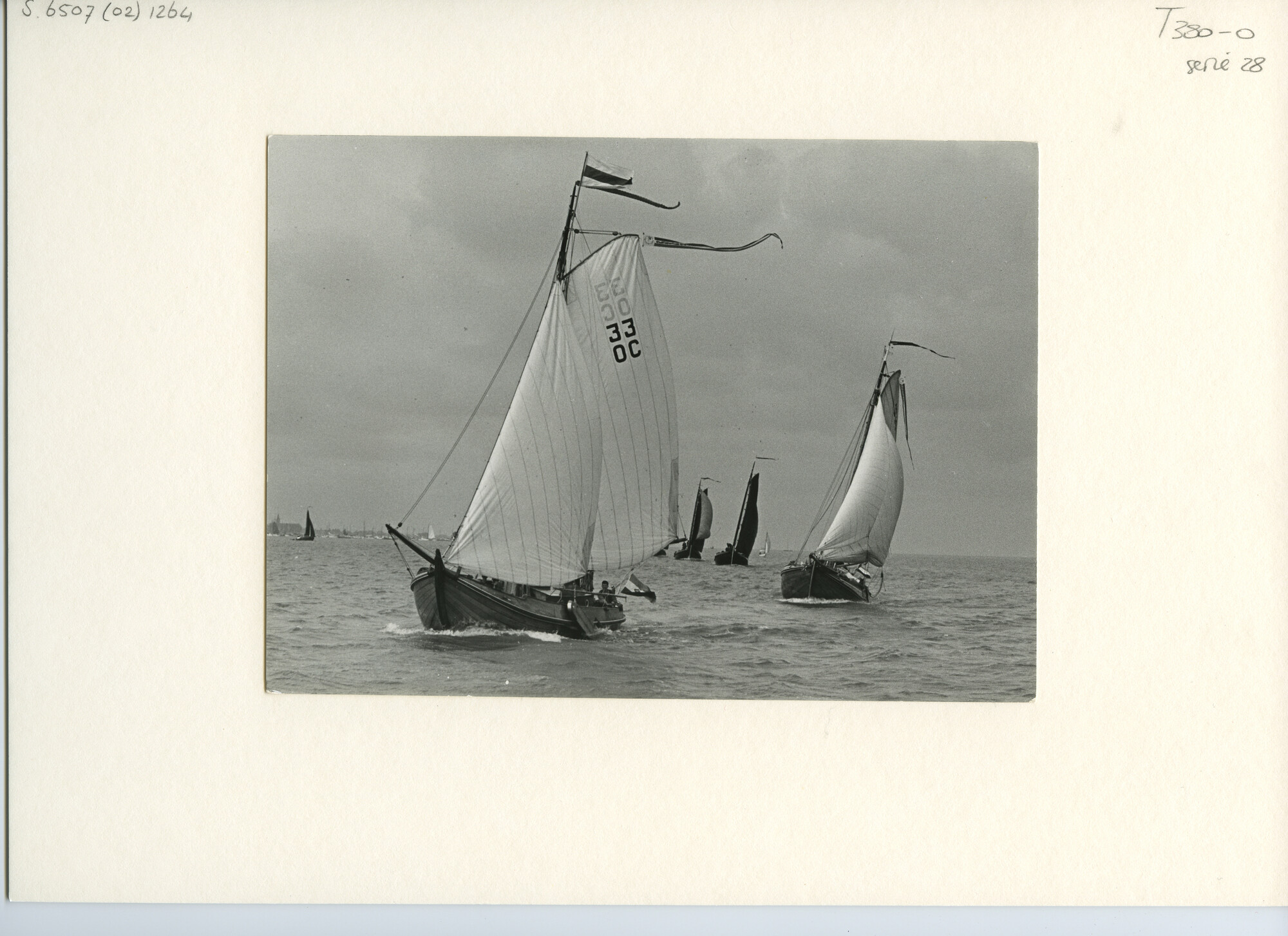 S.6507(02)1264.04; Zwart-wit foto van de reunie ronde en platbodemjachten te Monnickendam; foto