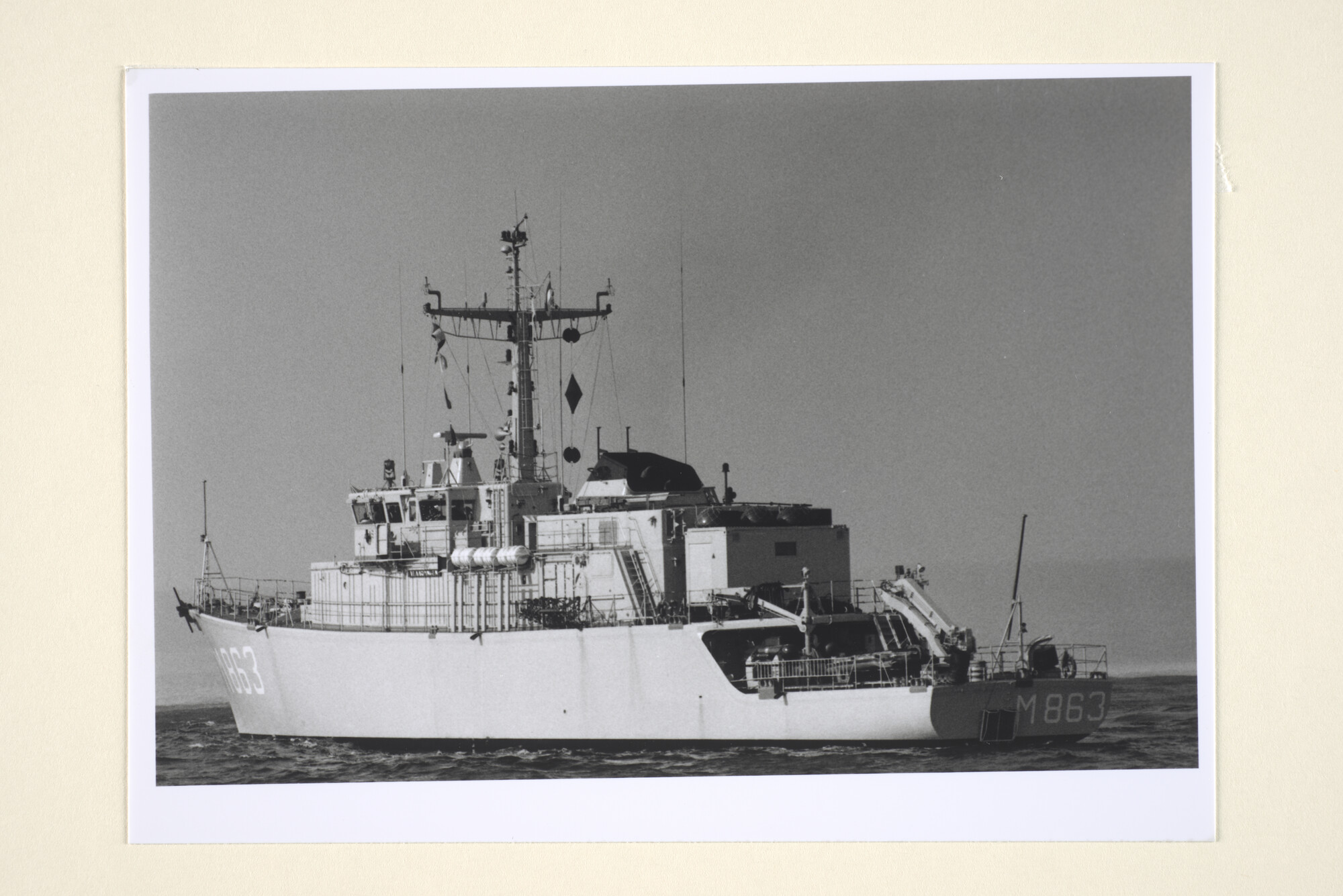 1995.1028; De mijnenjager Hr.Ms. 'Vlaardingen' (M 863) op zee; foto