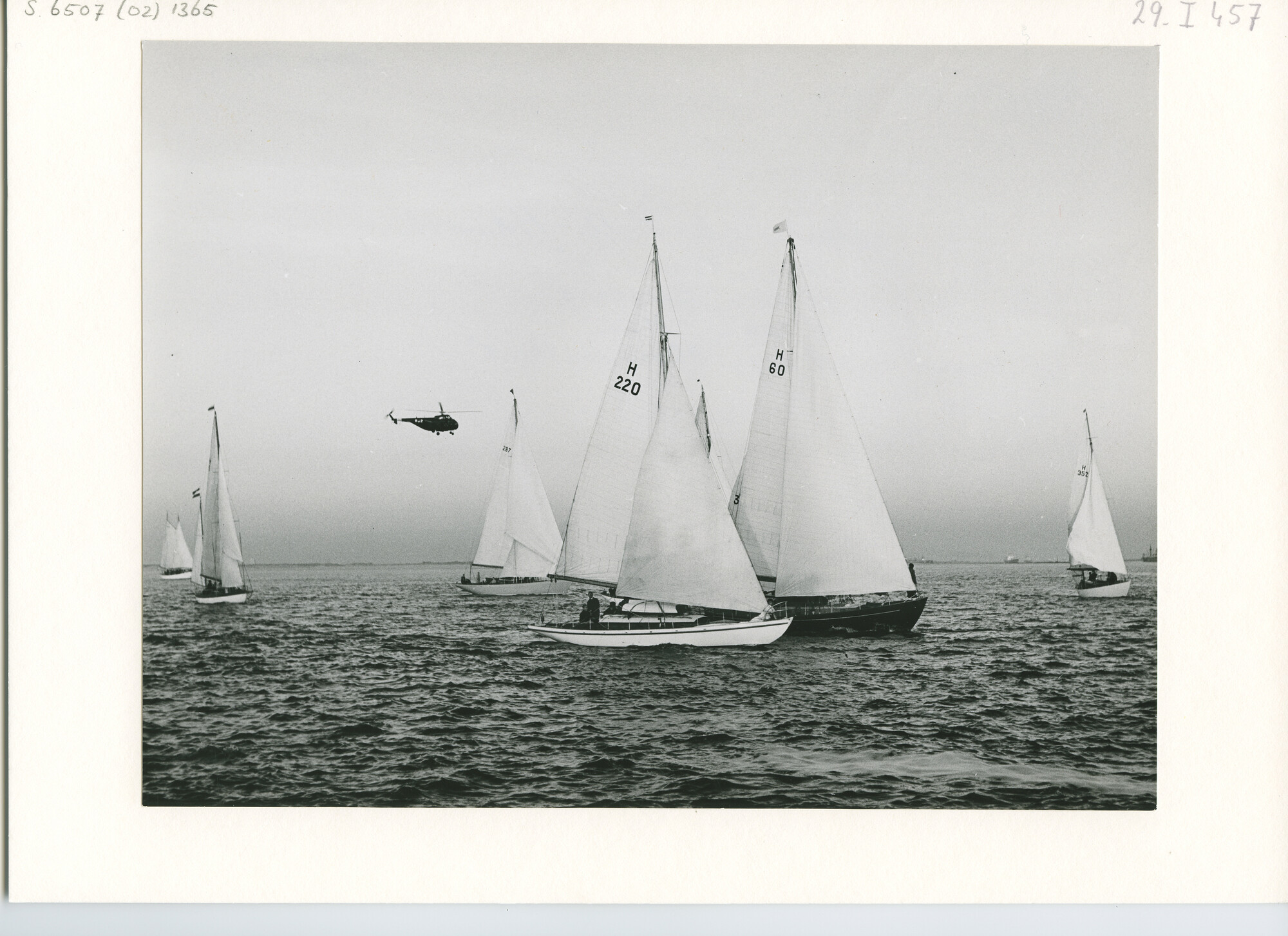 S.6507(02)1365.01; Zwart-wit foto van de start van de Hoek van Holland-Harwich-race met lichte bries; foto