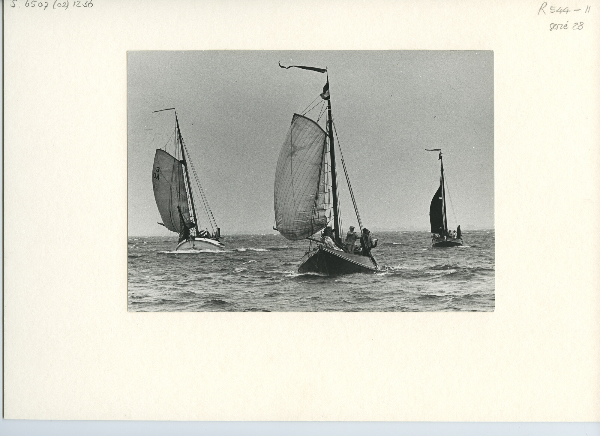 S.6507(02)1236.02; Zwart-wit foto van een reunie van ronde en platbodemjachten te Medemblik in 1964; foto