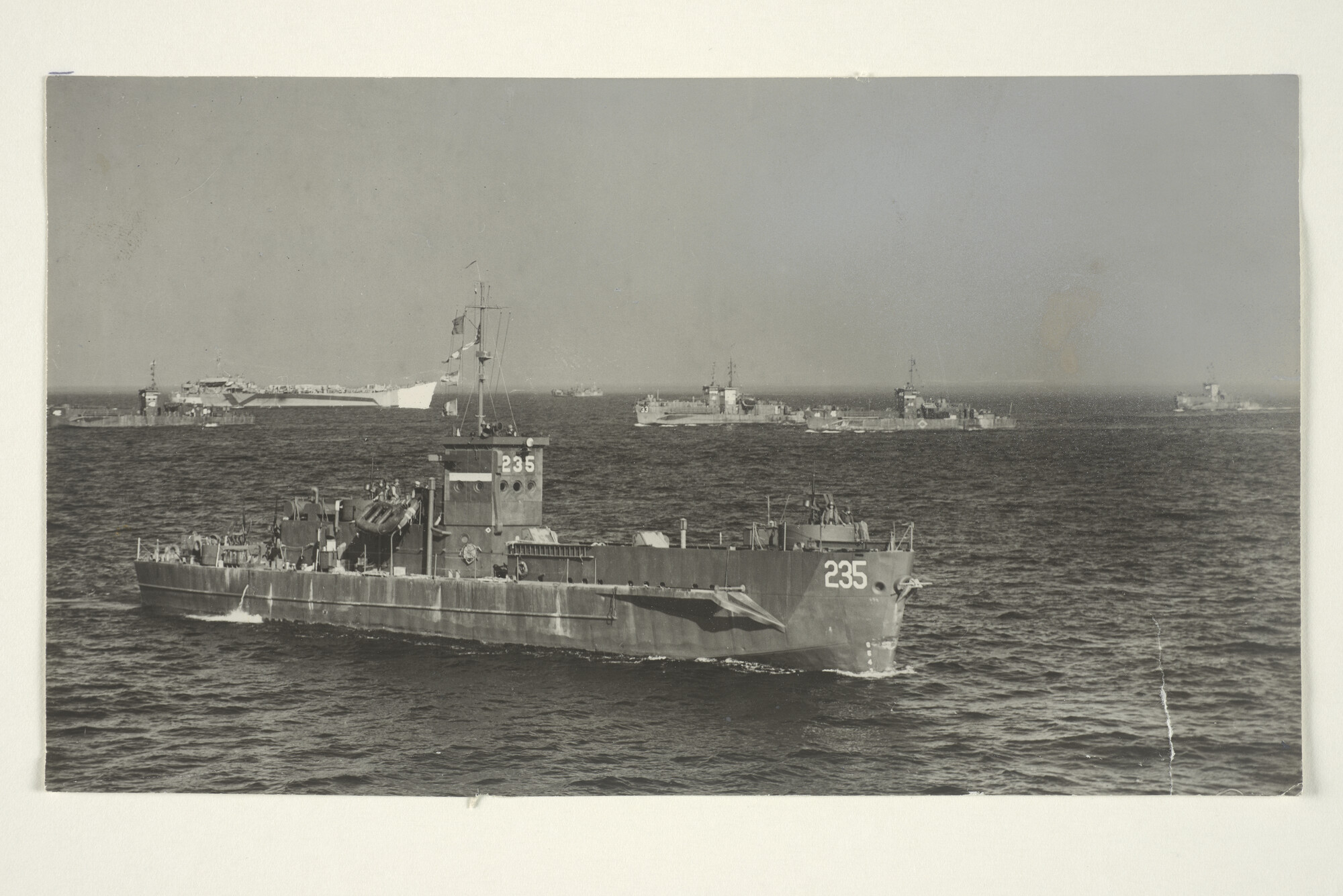 2000.3496; Landingsvaartuigen voor de kust van Normandië; foto
