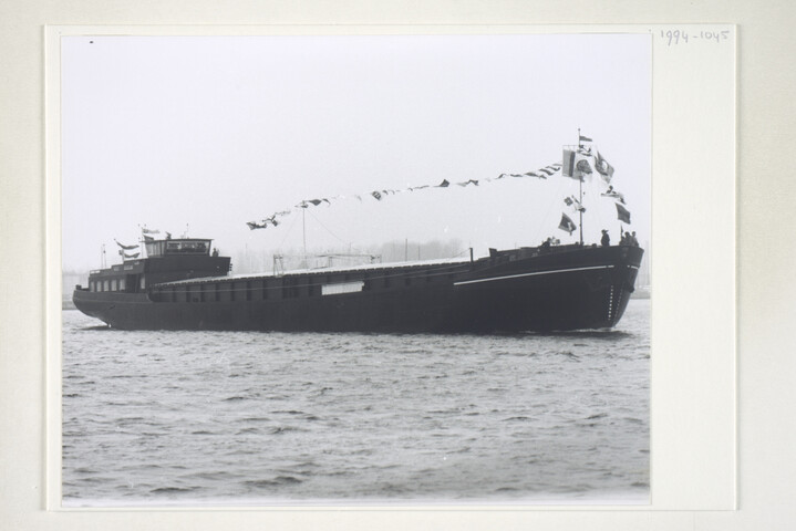 1994.1045; Foto's van bij Scheepswerf Van Goor Monnickendam gebouwde schepen: bouw en proefvaart van de hopper-zuiger 'Pegasus' ev; fotoalbum