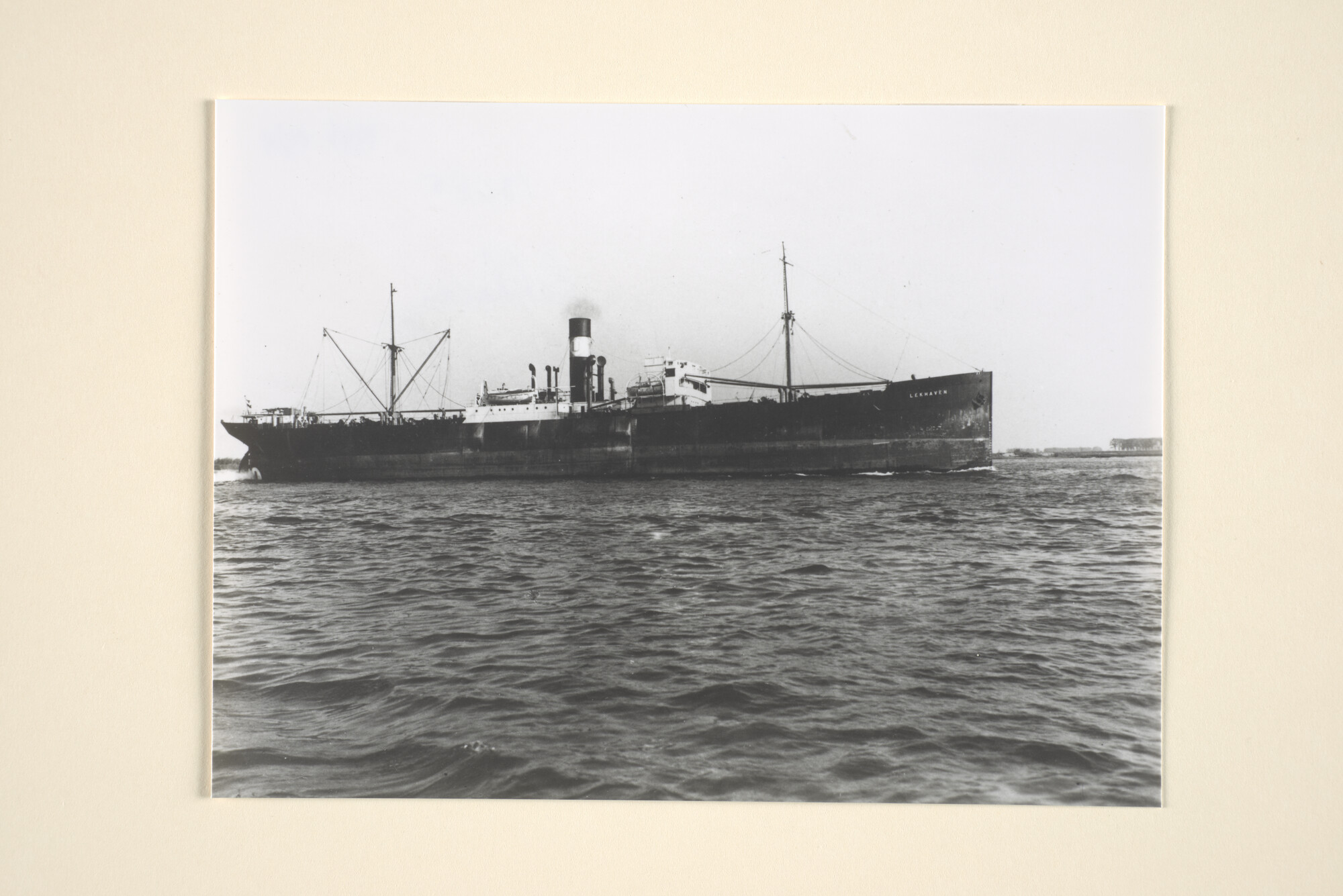 1996.0924; Het vrachtschip ss. 'Lekhaven' van de Scheepvaart & Agentuur Maatschappij Gebr. Van Uden te Rotterdam [...]; foto