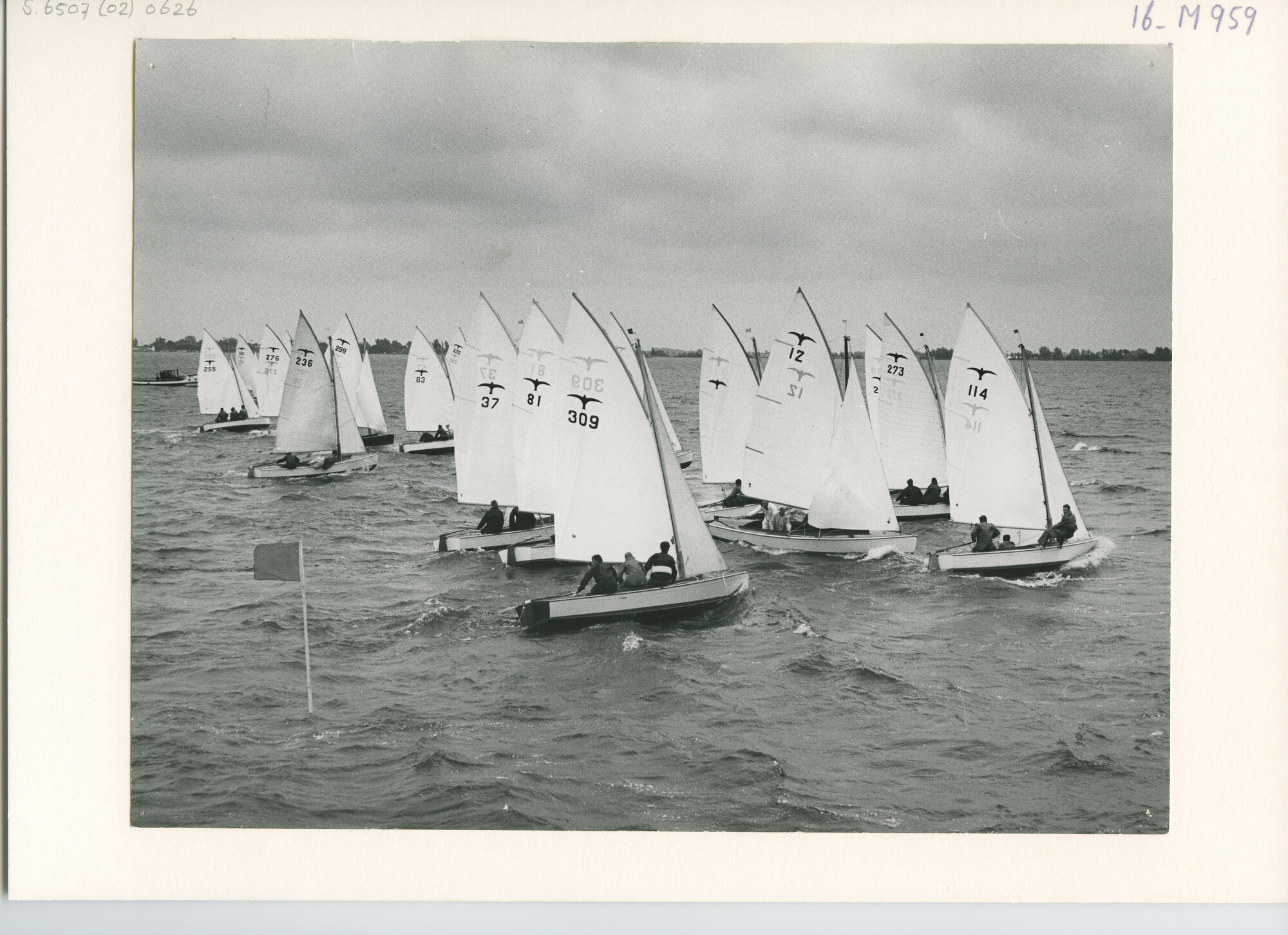 S.6507(02)0626; Zwart-wit foto van de start van de Valkenklasse op de Westeinderplassen; foto