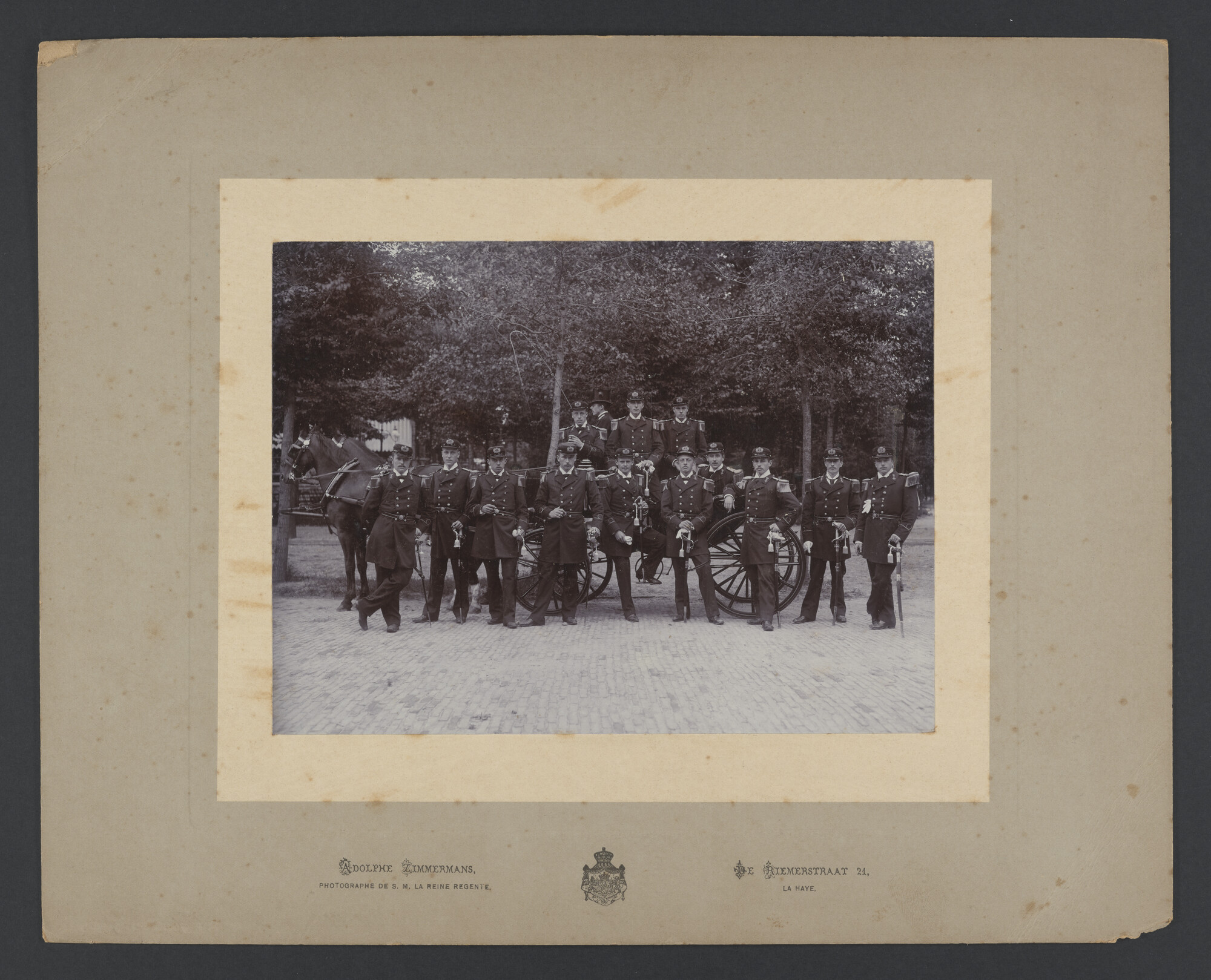 2023.0566; Foto van een groep bij een koninklijk rijtuig poserende adelborsten, Den Haag, 1893-1897; zwart-wit foto