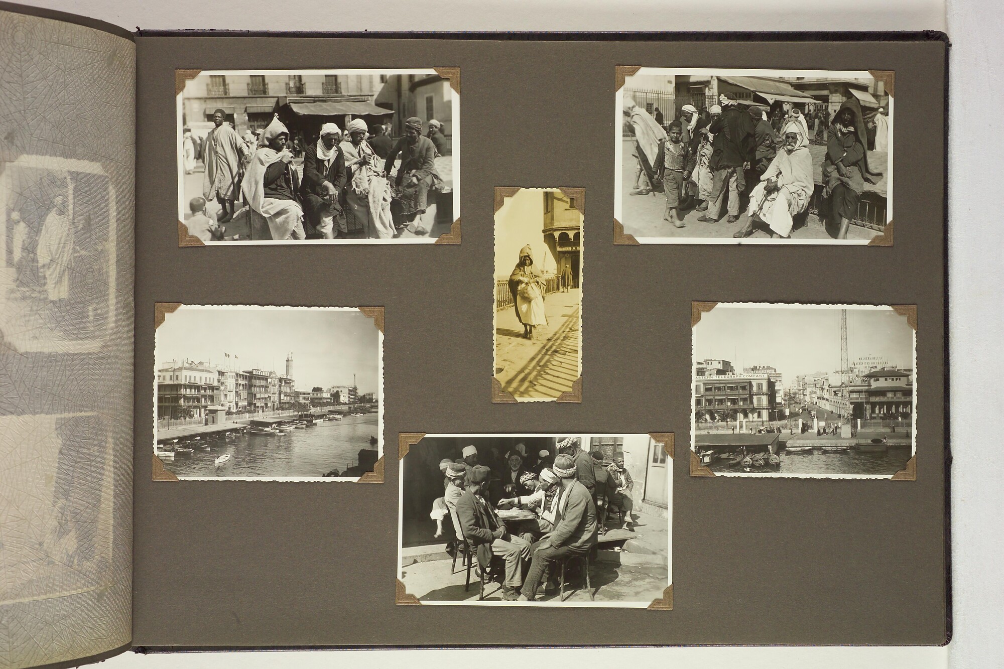 S.5548(091); Persoonlijk album van J.D. van Schooten met foto's aan boord van het ss. Tjikini; fotoalbum
