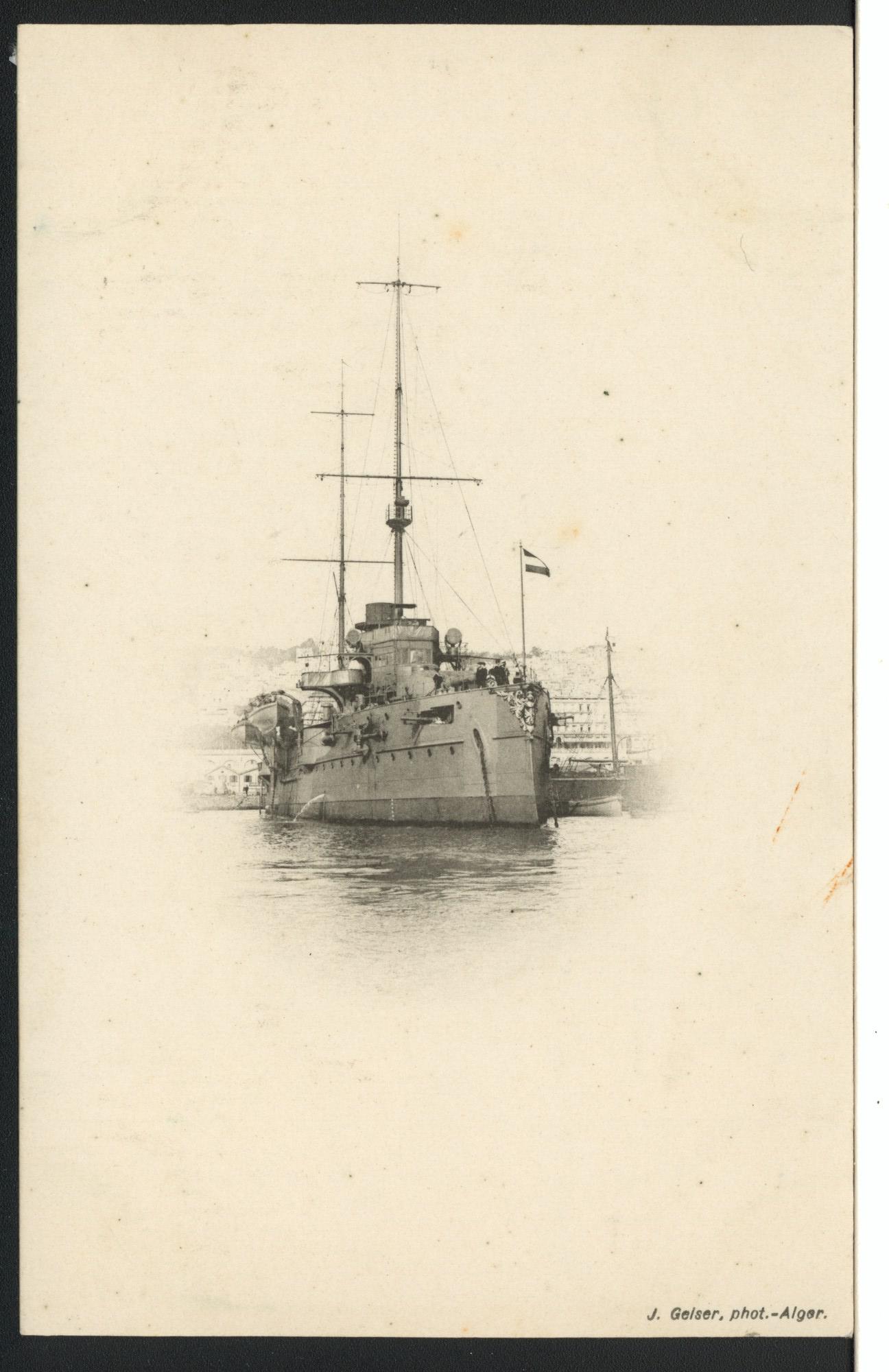 A.2867(04)14; Het pantserschip Hr.Ms. 'Jacob van Heemskerck' van schuin voor gezien; prentbriefkaart