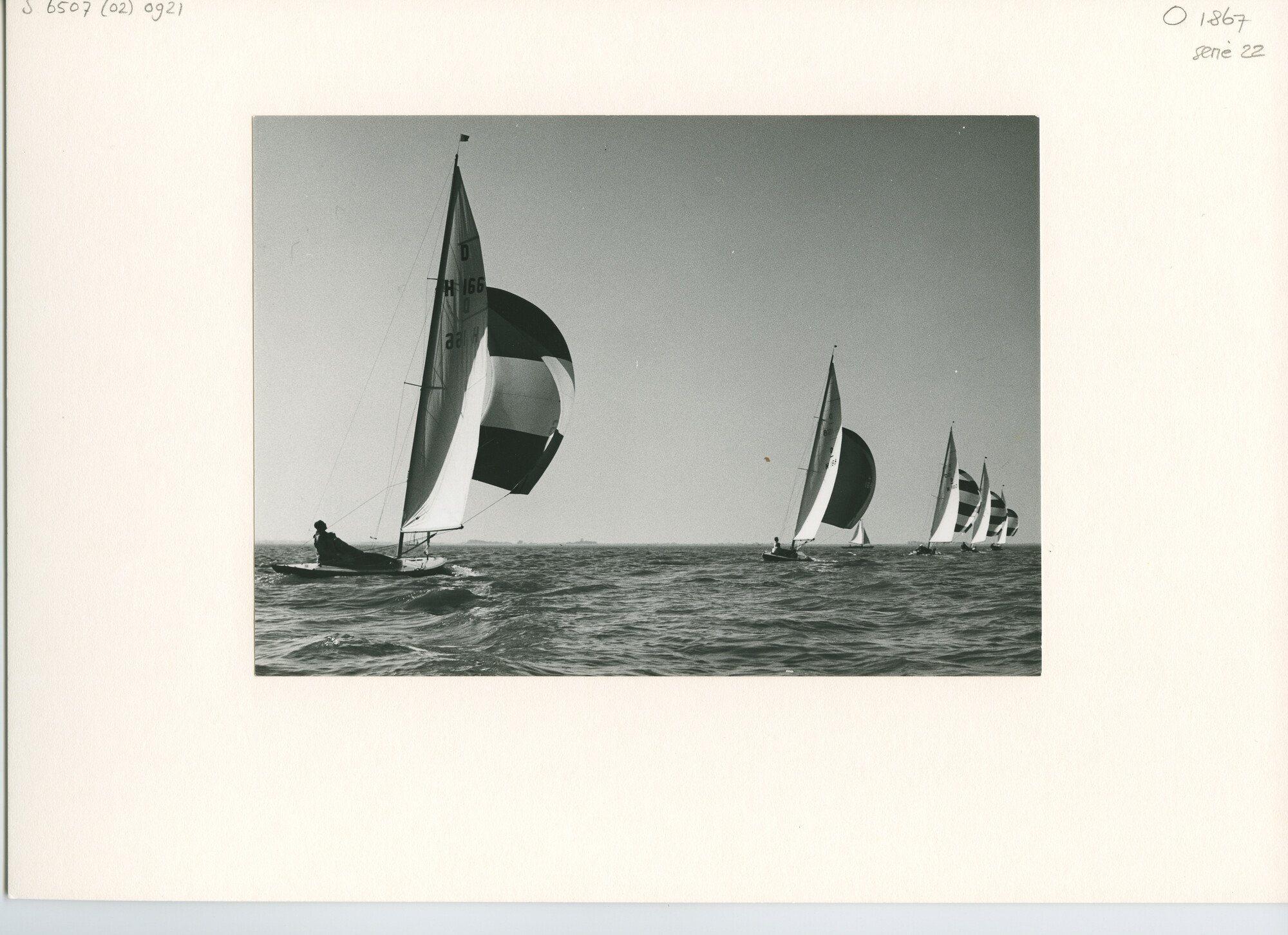 S.6507(02)0921.03; Zwart-wit foto van het Nederlands Kampioenschap Drakenklasse op het IJsselmeer voor Muiden; foto