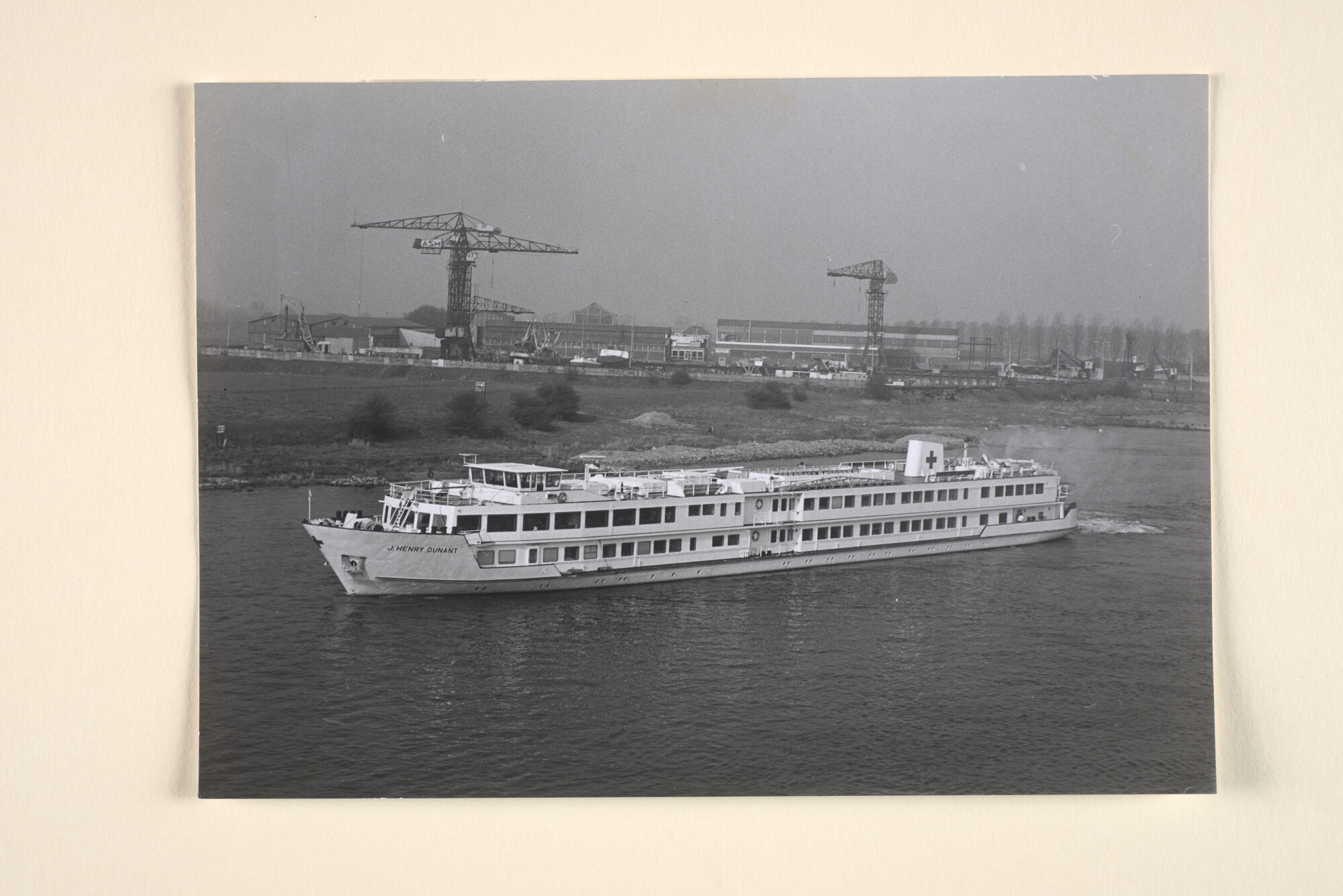 1996.3045; Het vakantieschip ms. J. Henry Dunant; foto
