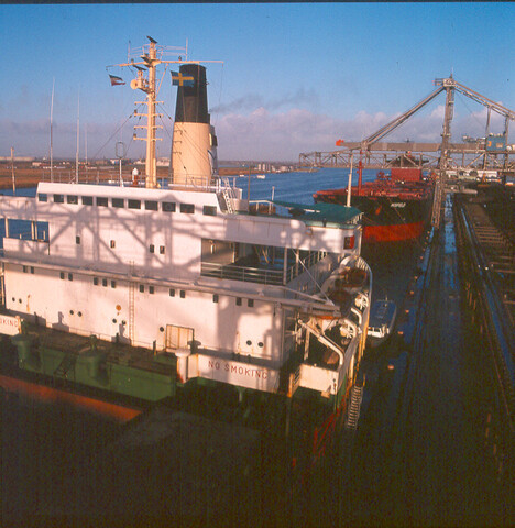S.9100(8160); Ertsoverslag in haven Amsterdam; diapositief
