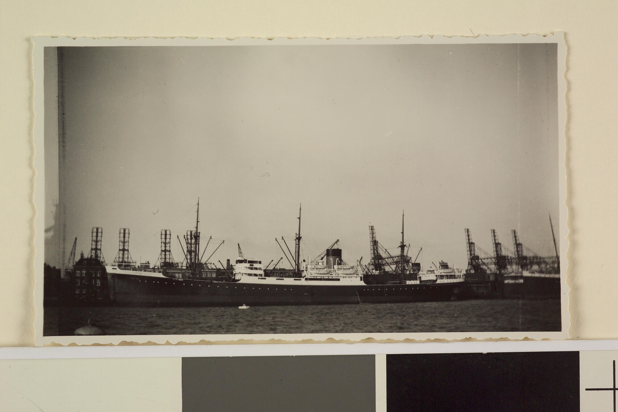 S.4380(04)422; Het vrachtschip ms. 'Tabian' in de haven van Amsterdam; foto