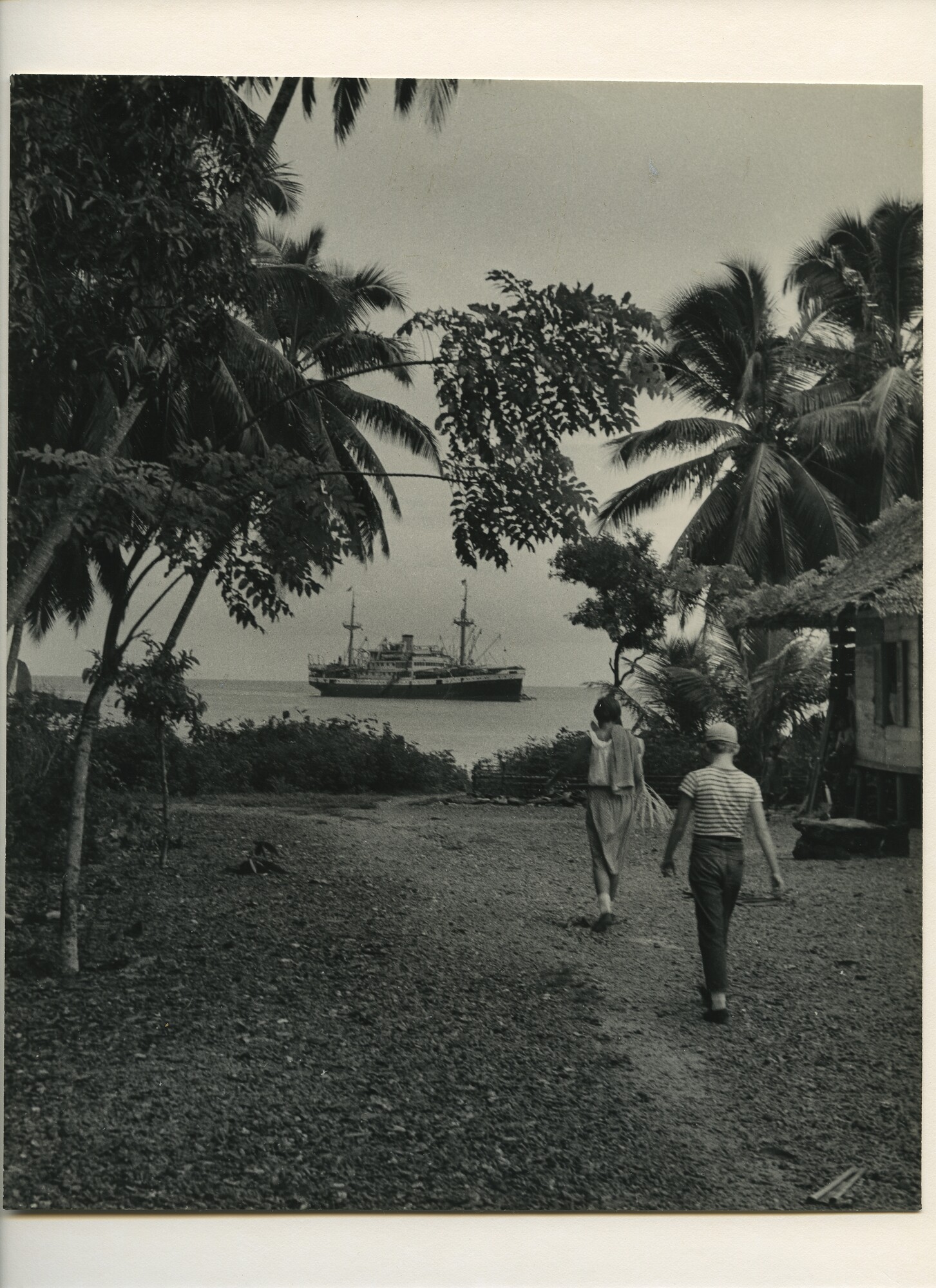 B.0227(1327); Foto van een meisje en een jongen lopen richting zee op het eiland Hinako; foto