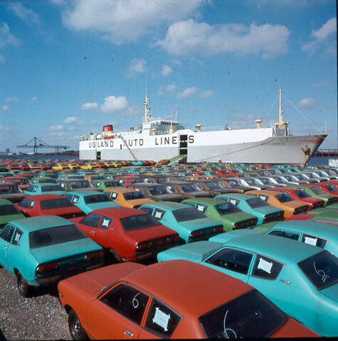 S.9100(1990); Dia autoboot van de Noorse rederij Höegh-Ugland levert lading Datsuns af bij de CTA; diapositief