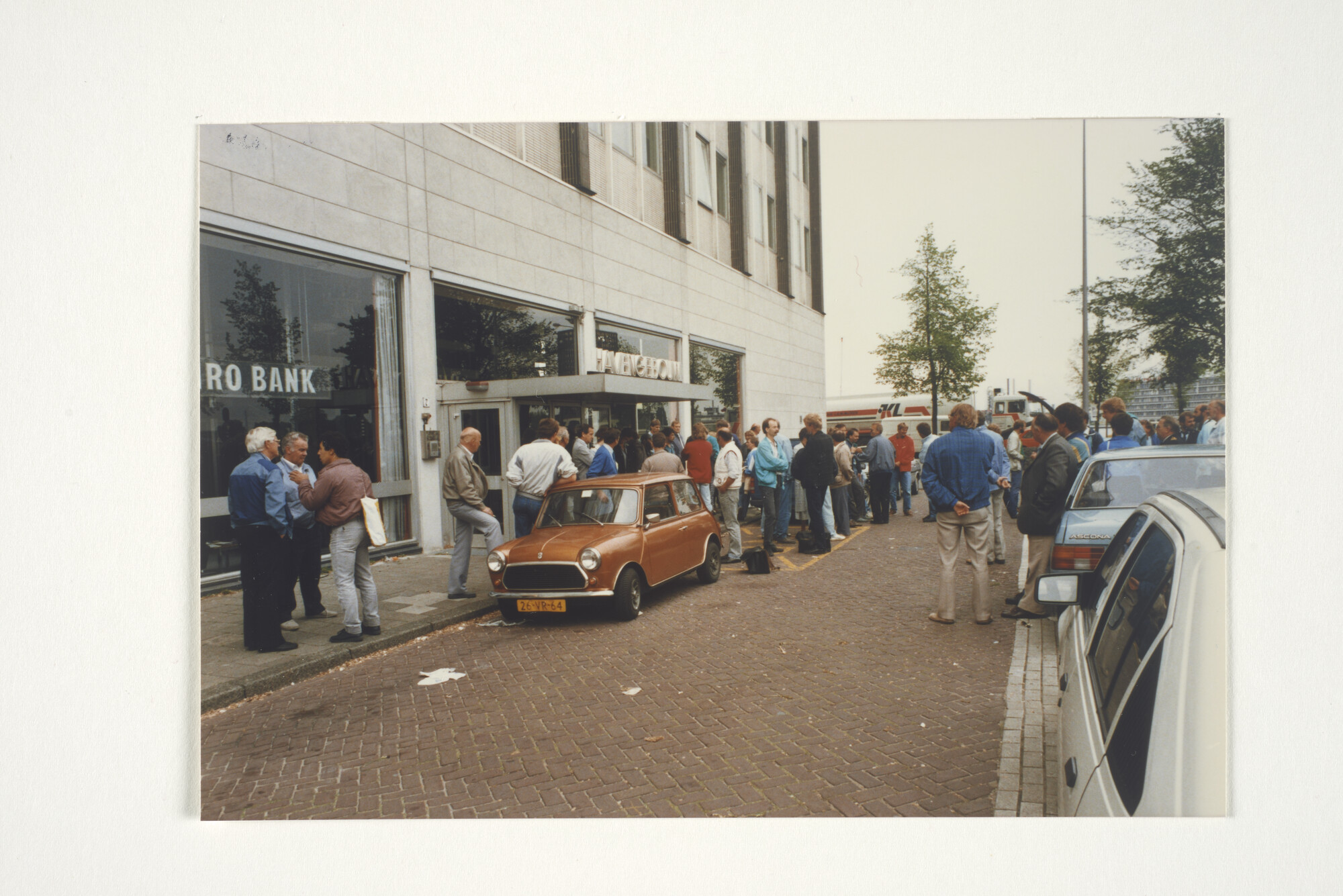 2001.1687; Protest bij het Havengebouw in Amterdam door het personeel van Goedkoop [...]; fotoreportage