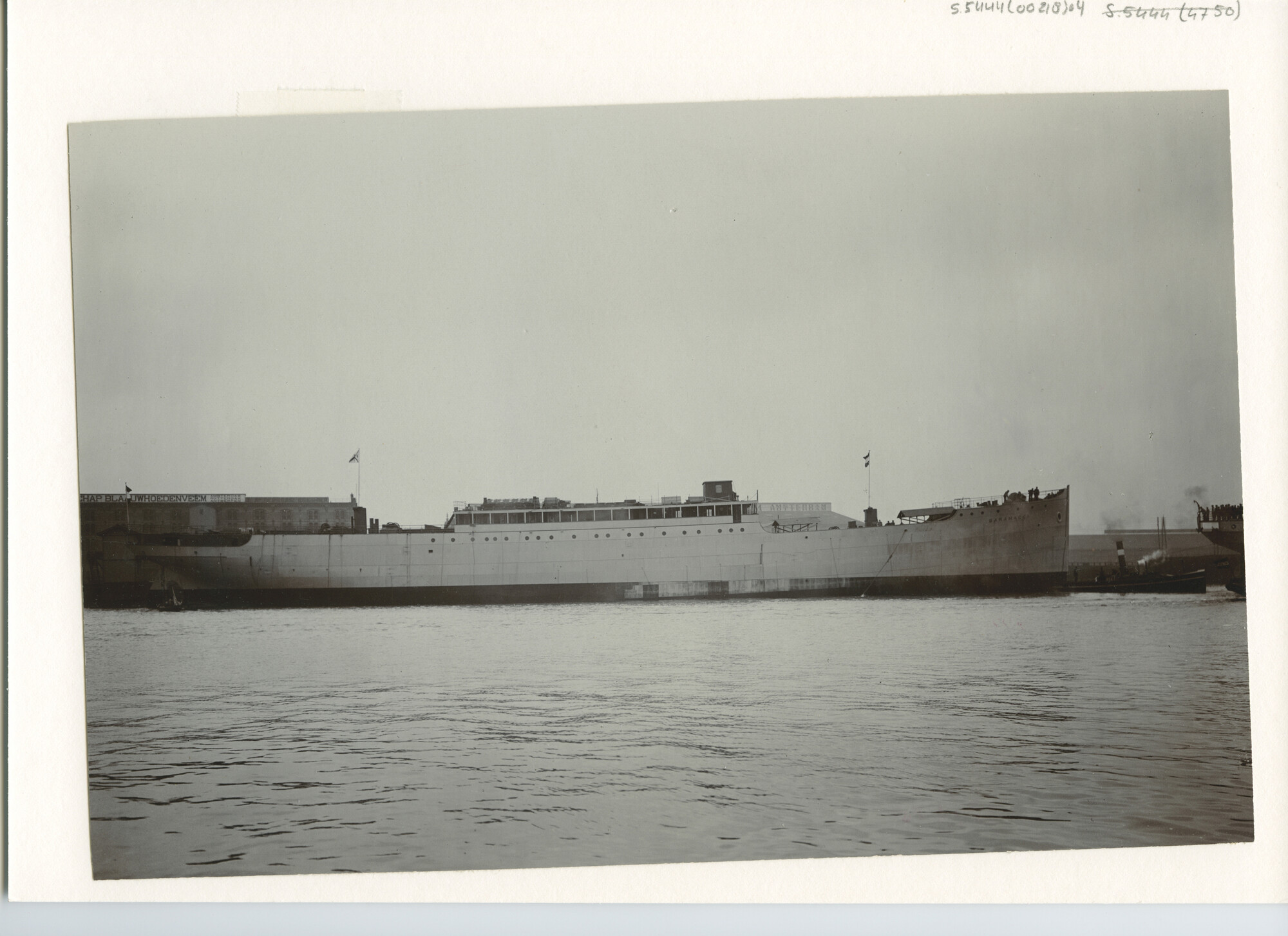 S.5444(00218)04; Foto van de tewaterlating van het fruitschip ss. Saramacca van de KWIM [...]; foto