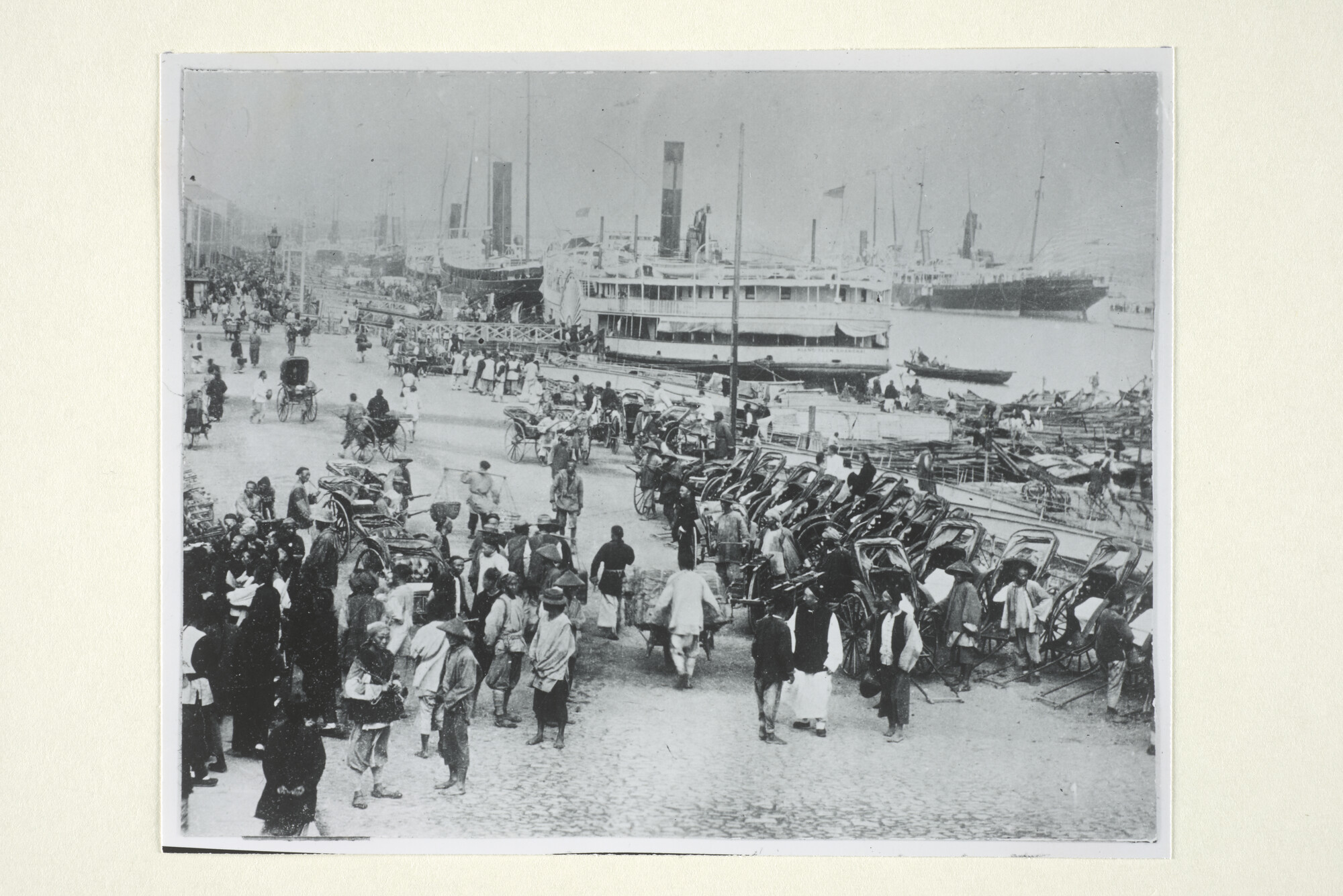 1997.1162; Gezicht op havenkade van Shanghai; foto