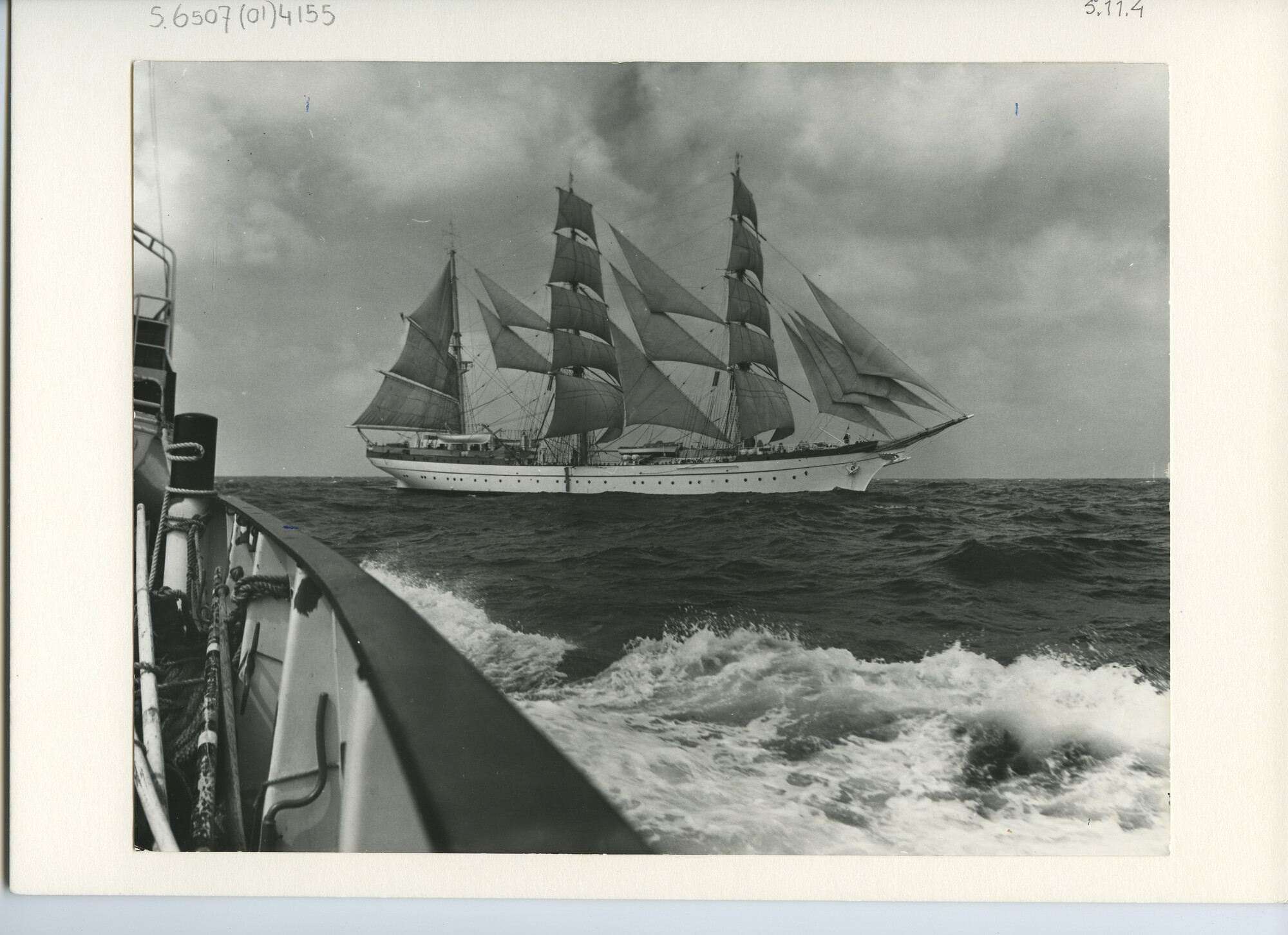 S.6507(01)4155; Foto van het Duitse schoolschip, de witte stalen bark Gorch Fock II (1958) zeilend op zee; foto