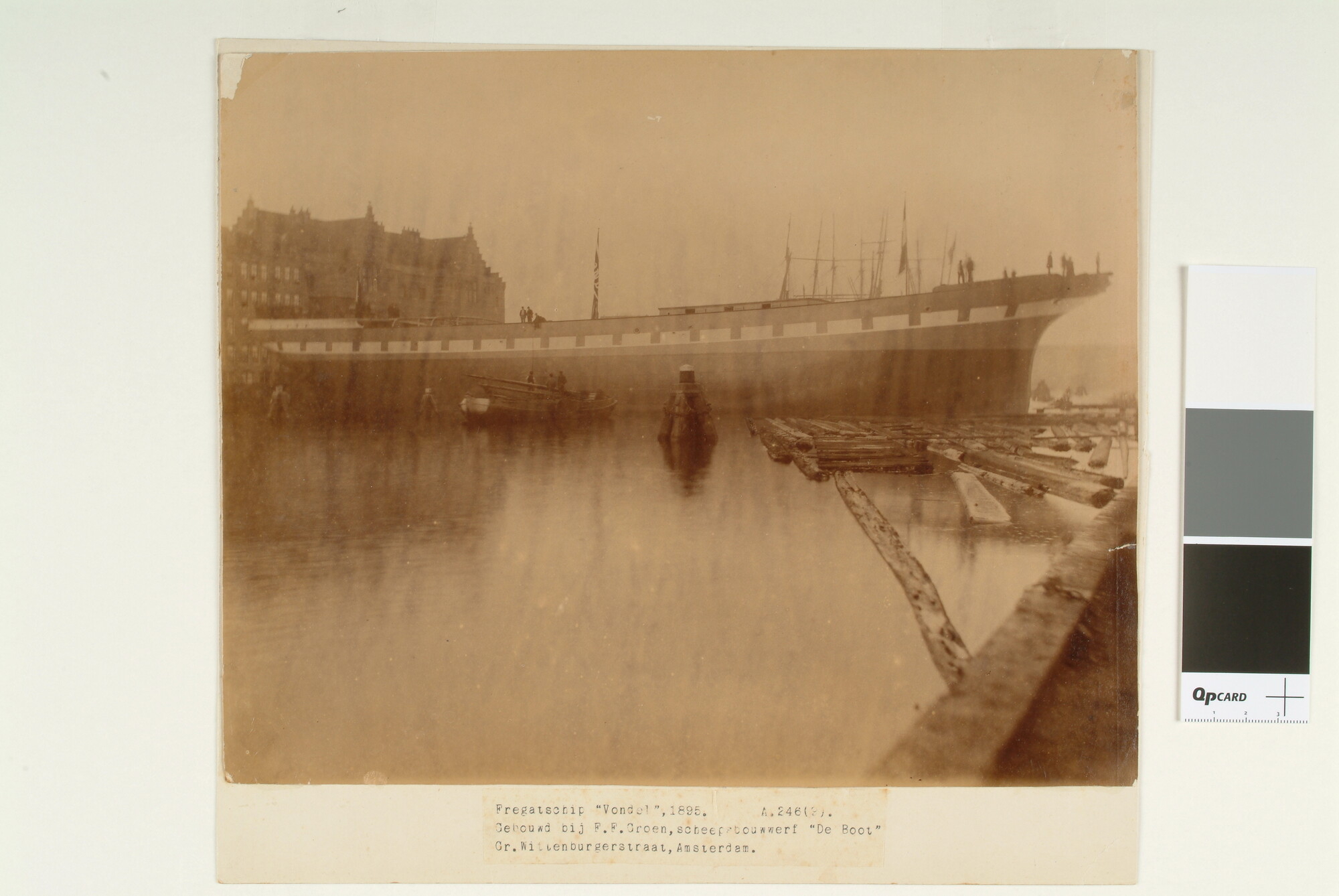 A.0246(09)b; Het fregat 'Vondel', in aanbouw bij scheepswerf 'De Boot' van F.F. Groen te Amsterdam; foto