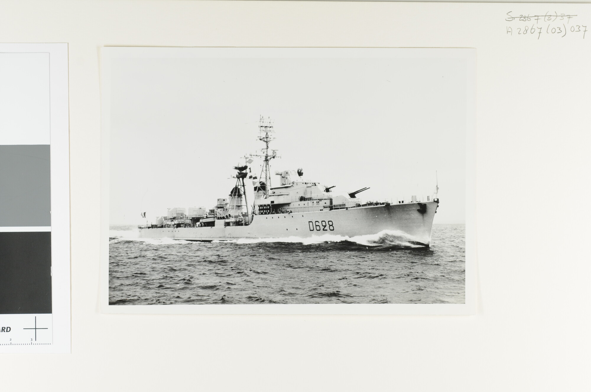 A.2867(03)037; De Franse onderzeebootjager Vauquelin (D 628) van de Surcouf- klasse op zee; foto
