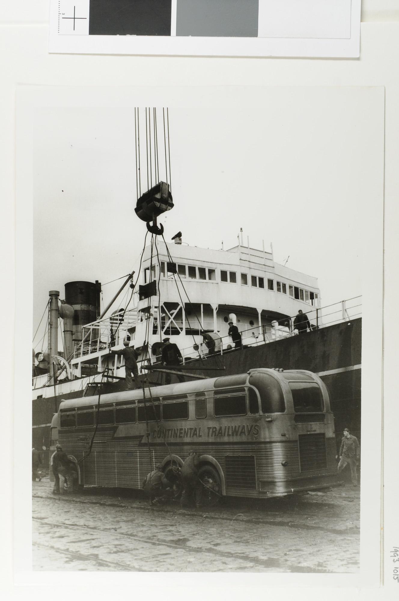 1993.1015; Het hijsen van een autobus voor Continental Trailways van de kade op het [...]; foto