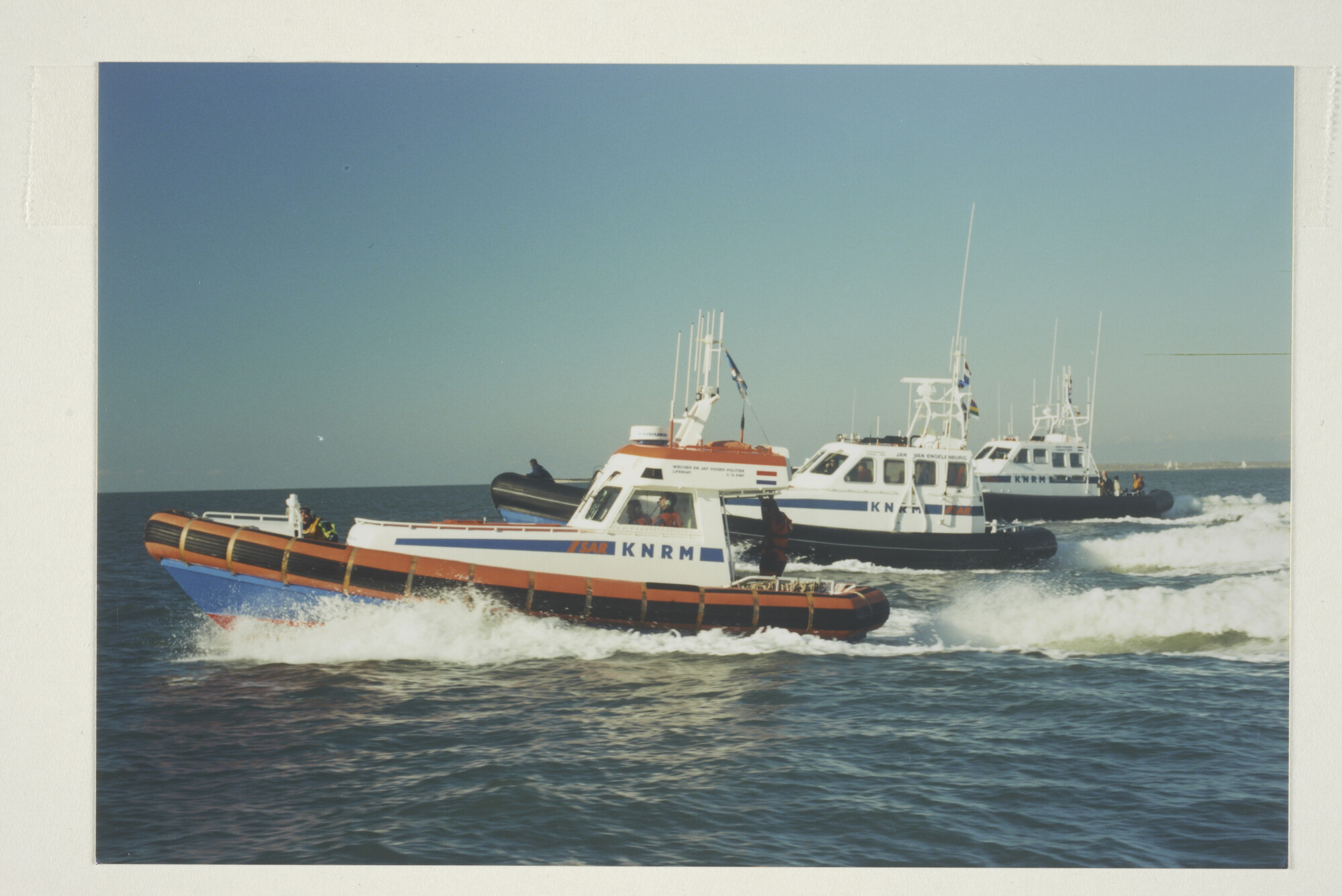 2000.1799; Drie reddingboten van de KNRM op zee, vlnr de strandreddingboot Wiecher en [...]; foto